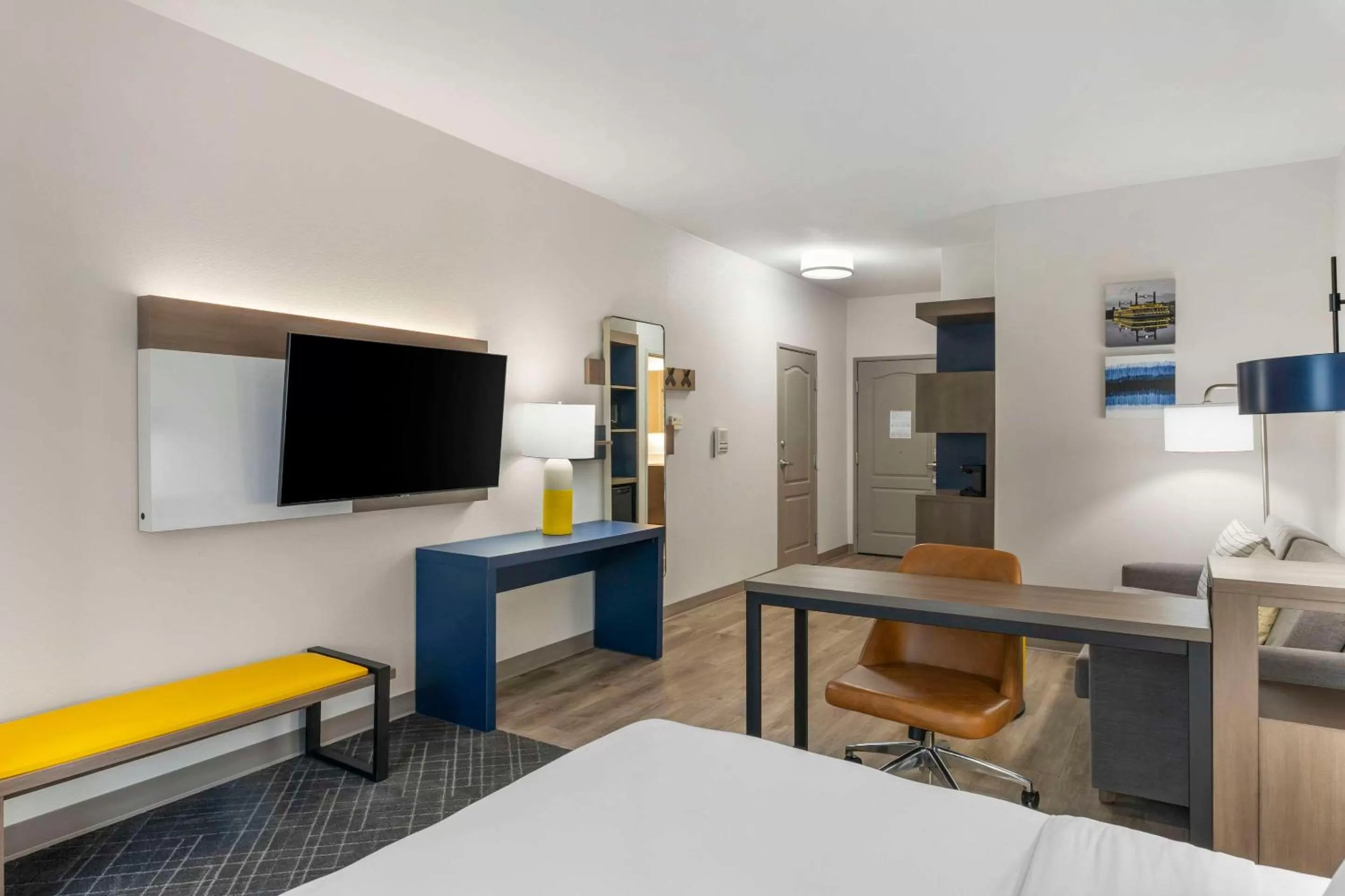 Bedroom, Bed in Comfort Suites Elgin Northwest