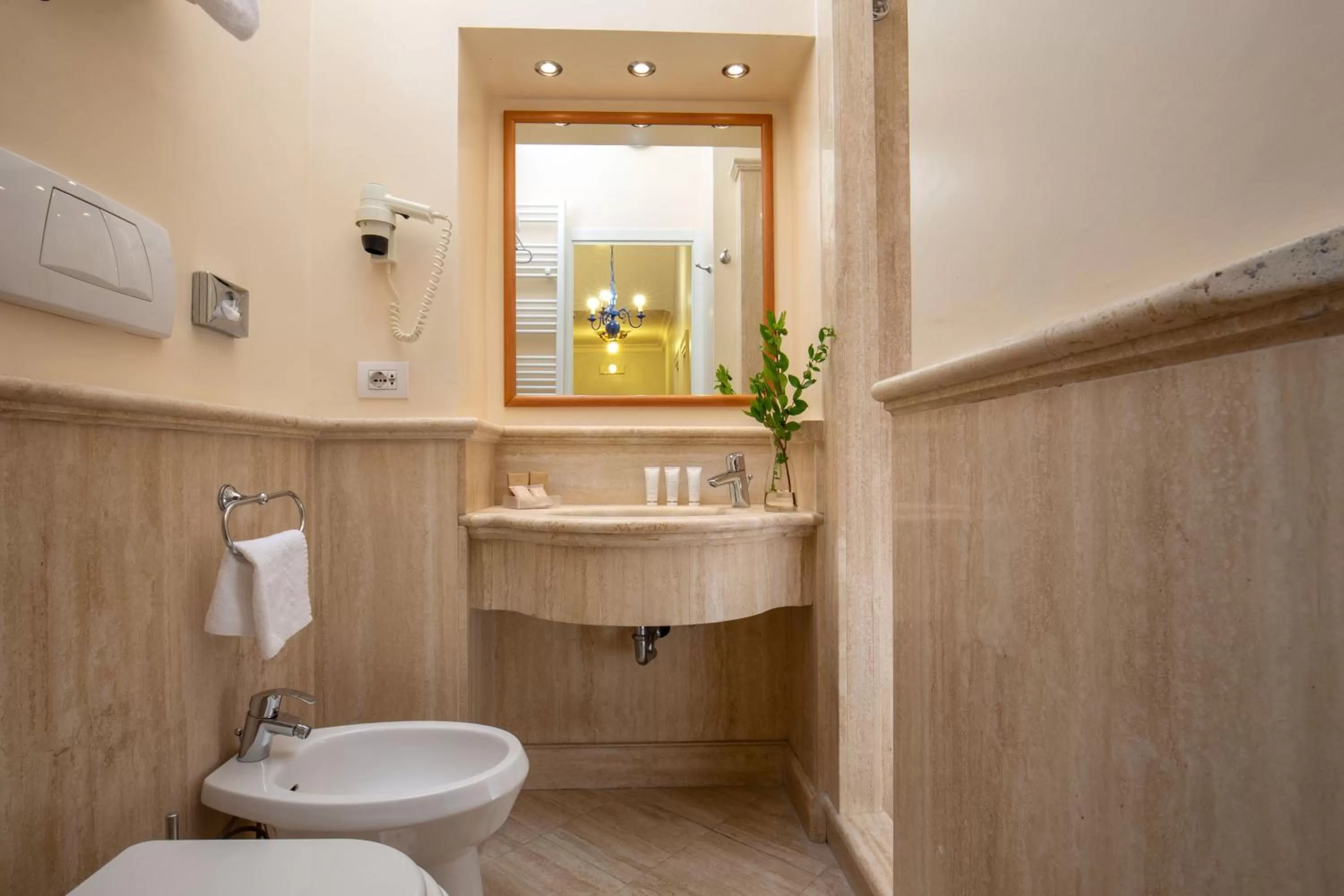 Double or Twin Room - Via dei Greci 23 in Hotel Mozart