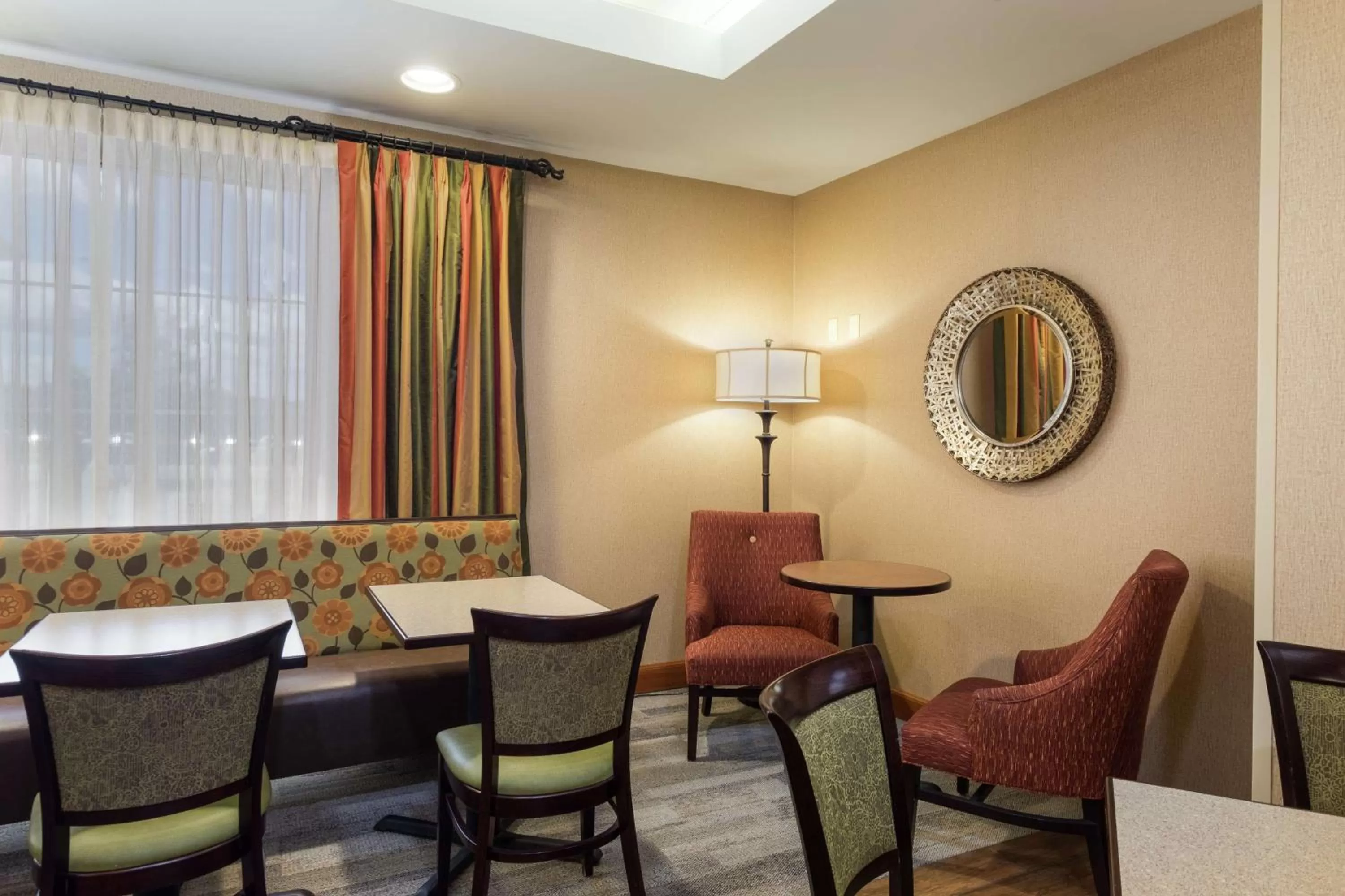 Dining area in Hampton Inn Waterville