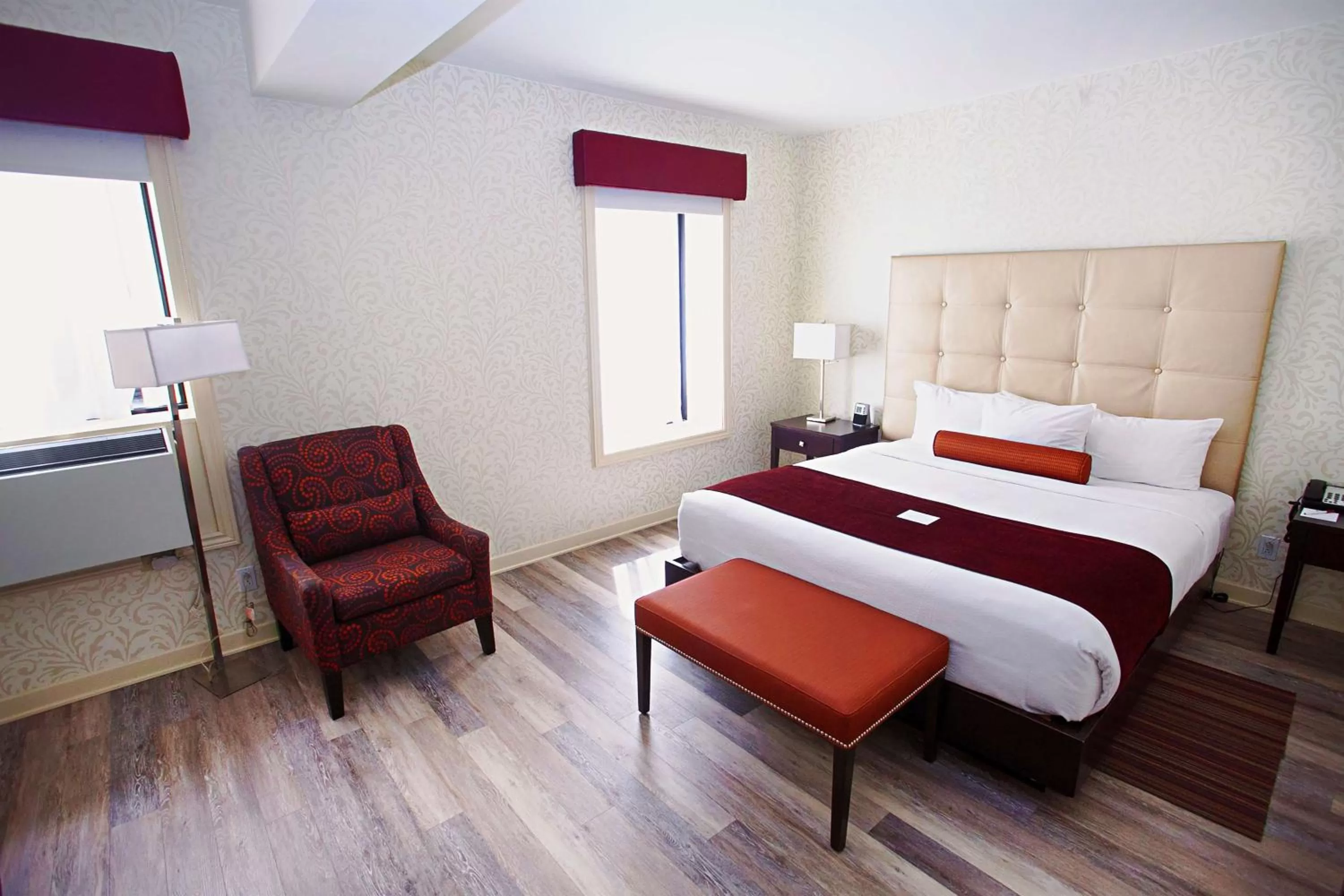 Standard King Room in Best Western Plus Montreal Downtown- Hotel Europa