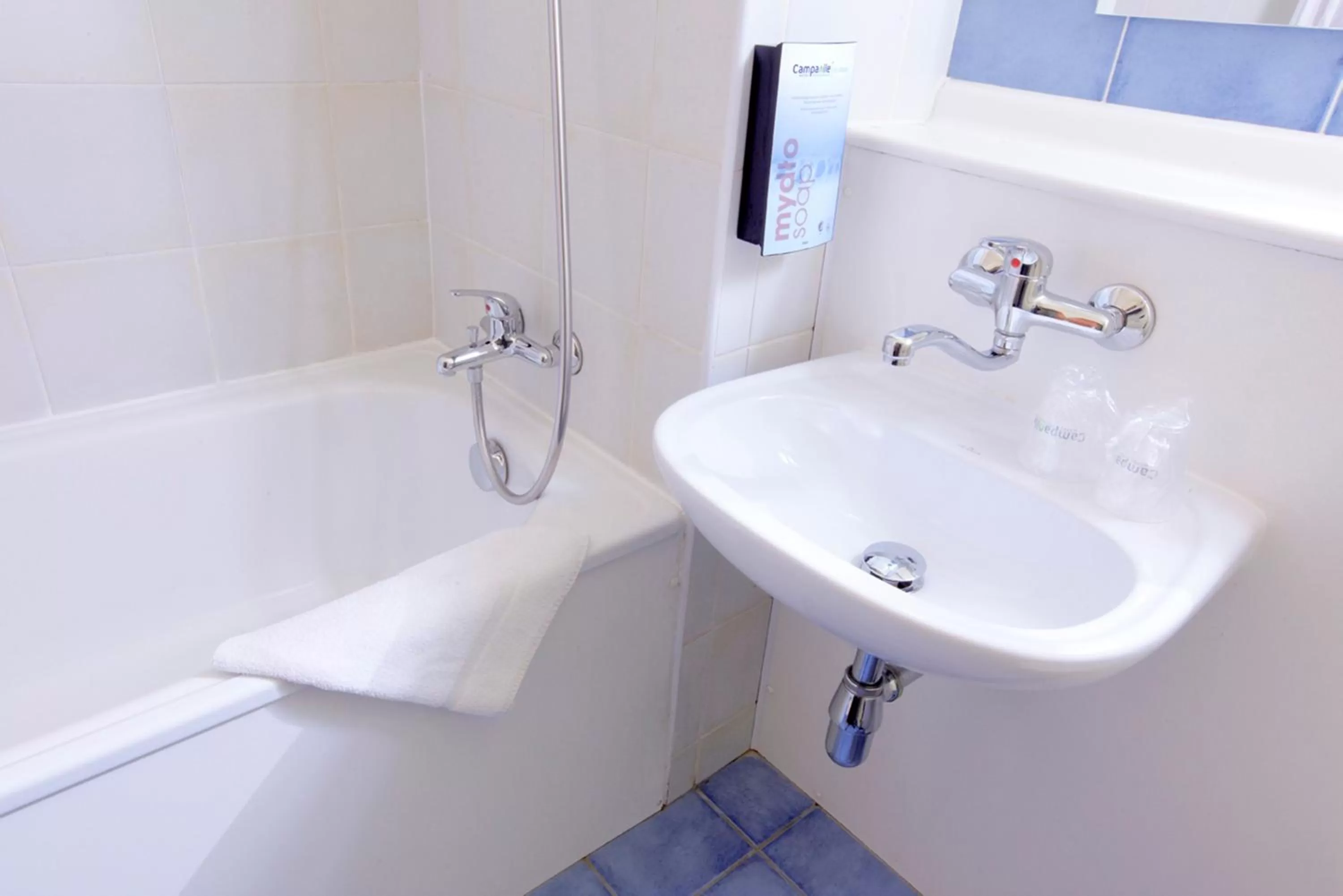 Bathroom in Kyriad Direct Saint-Dizier