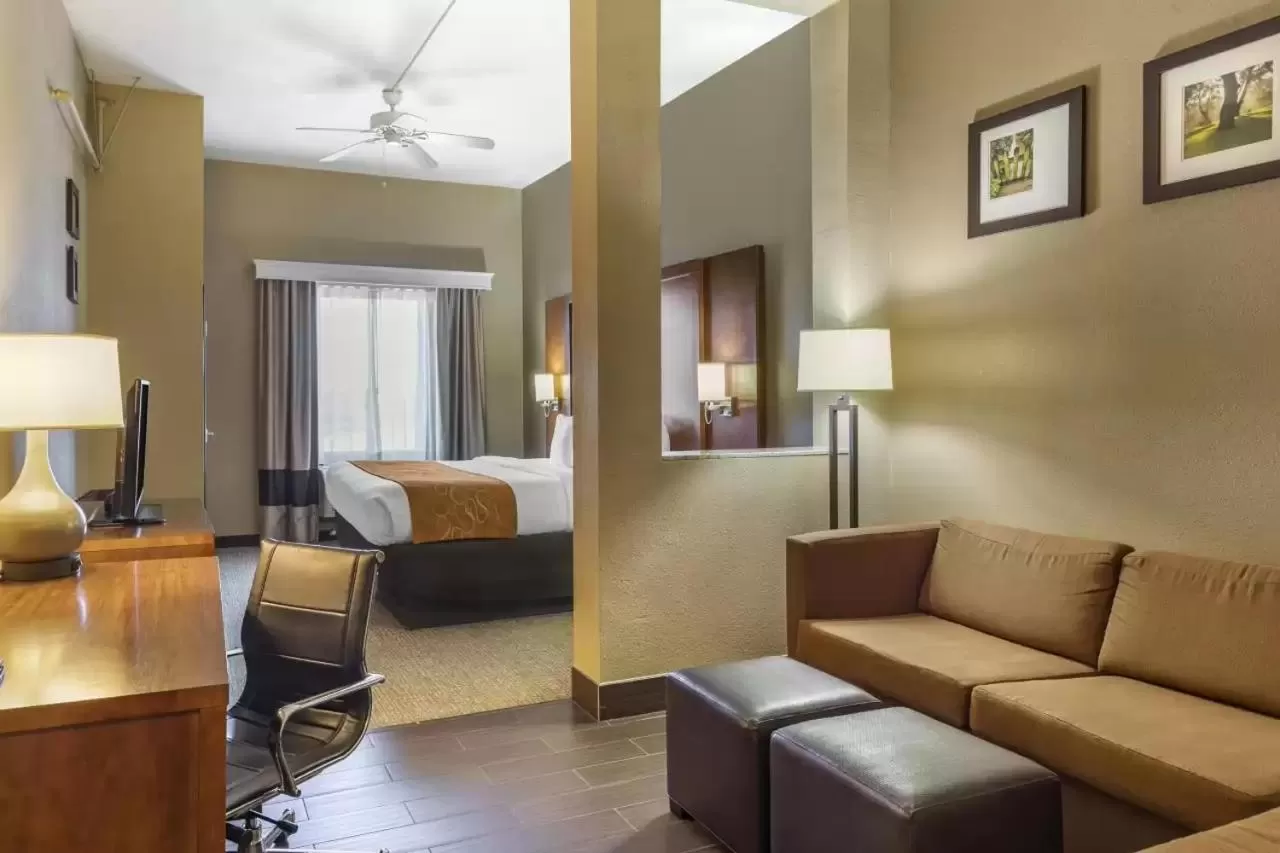 Bed in Comfort Suites Batesville