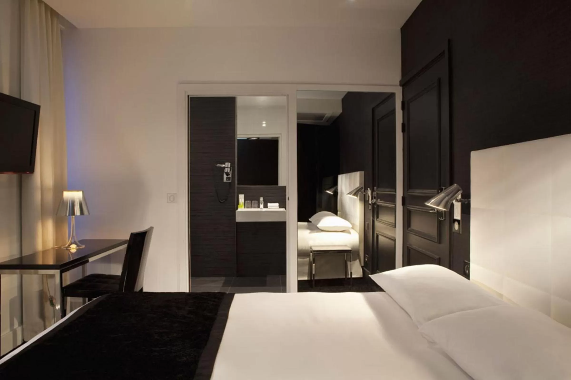 Photo of the whole room, Bed in First Hotel Paris Tour Eiffel