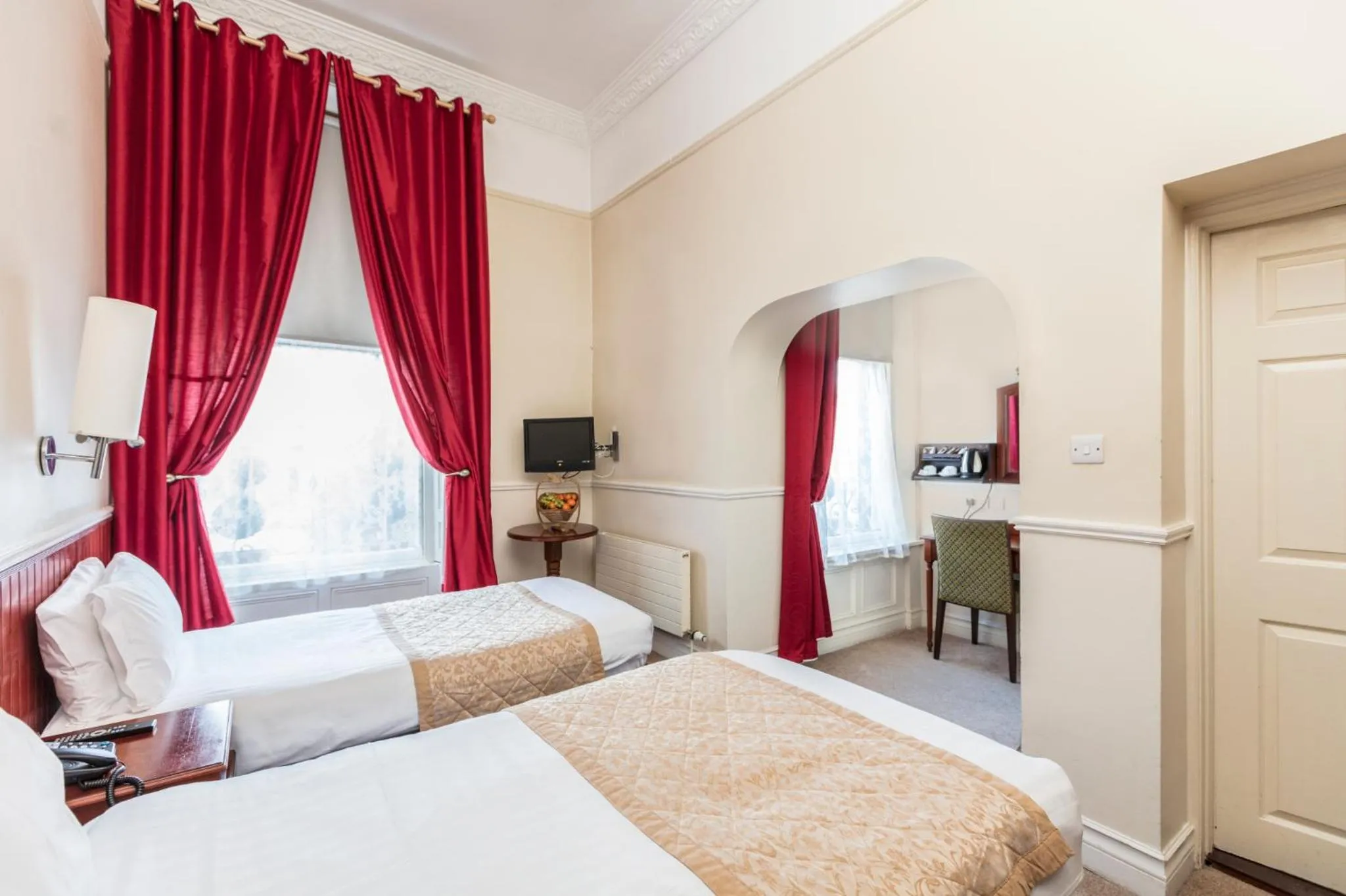 Twin Room in The Lansdowne Hotel