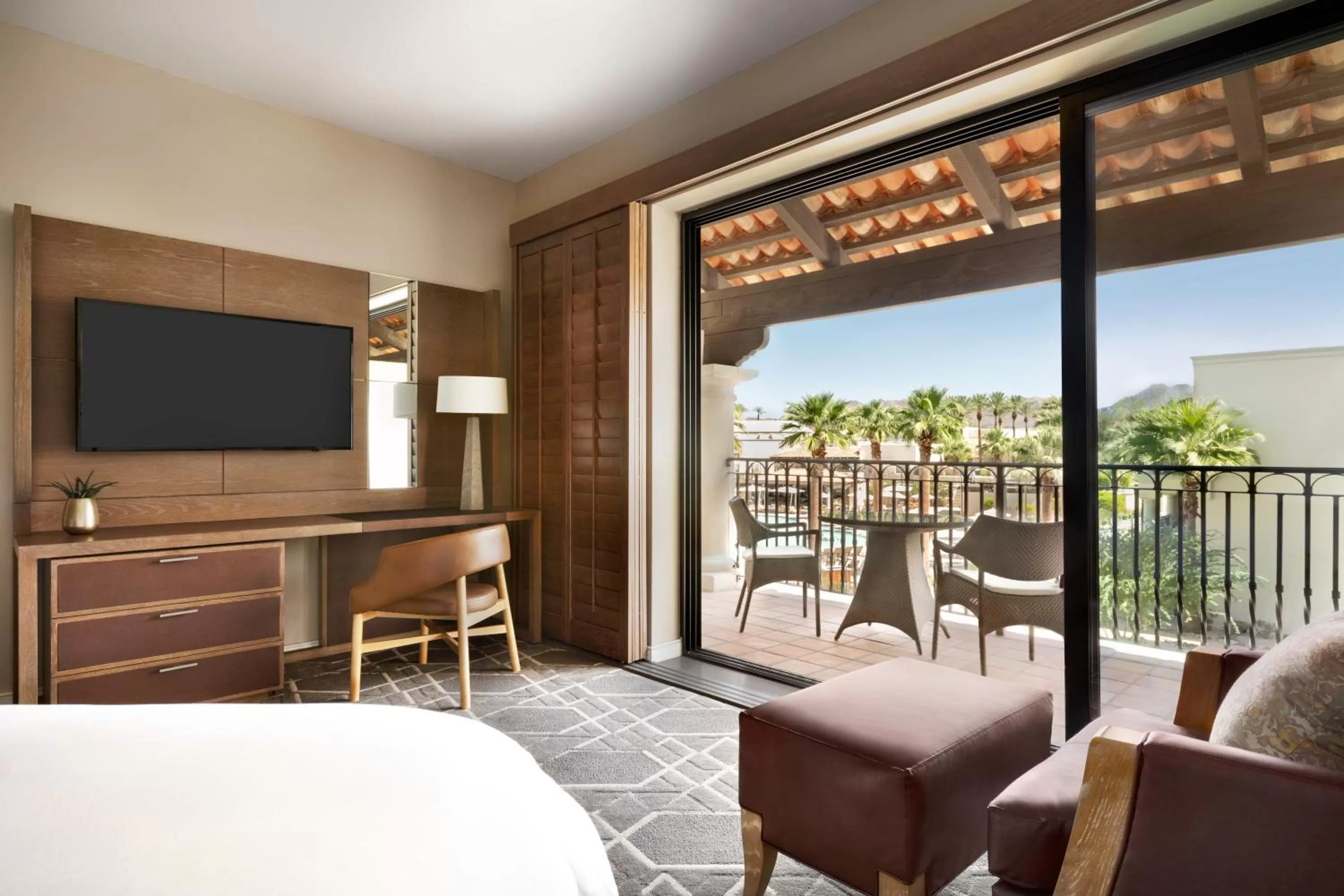 Signature King Room with Roll-In Shower and Patior or Balcony - Sunset Wing in Fairmont Scottsdale Princess