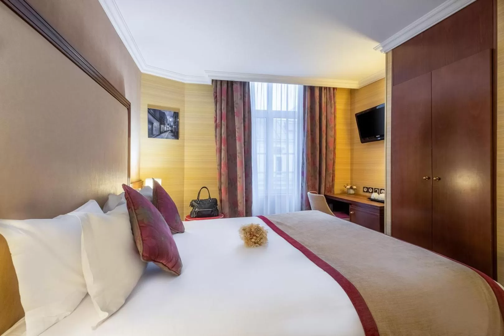 DELUXE Double Room – City View in Hôtel 85 Saint Honore