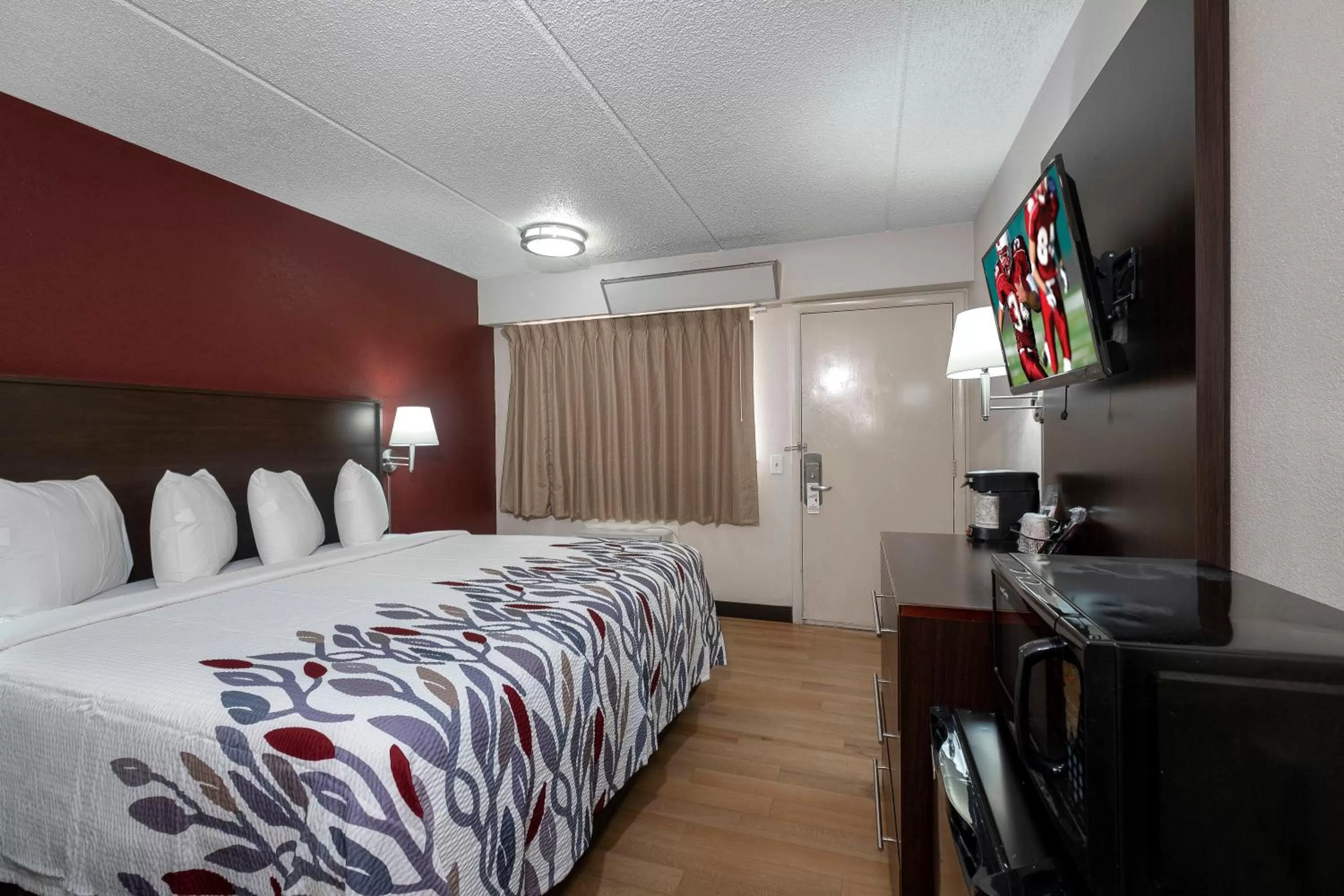 Deluxe King Room Disability Access Non-Smoking in Red Roof Inn Champaign - University