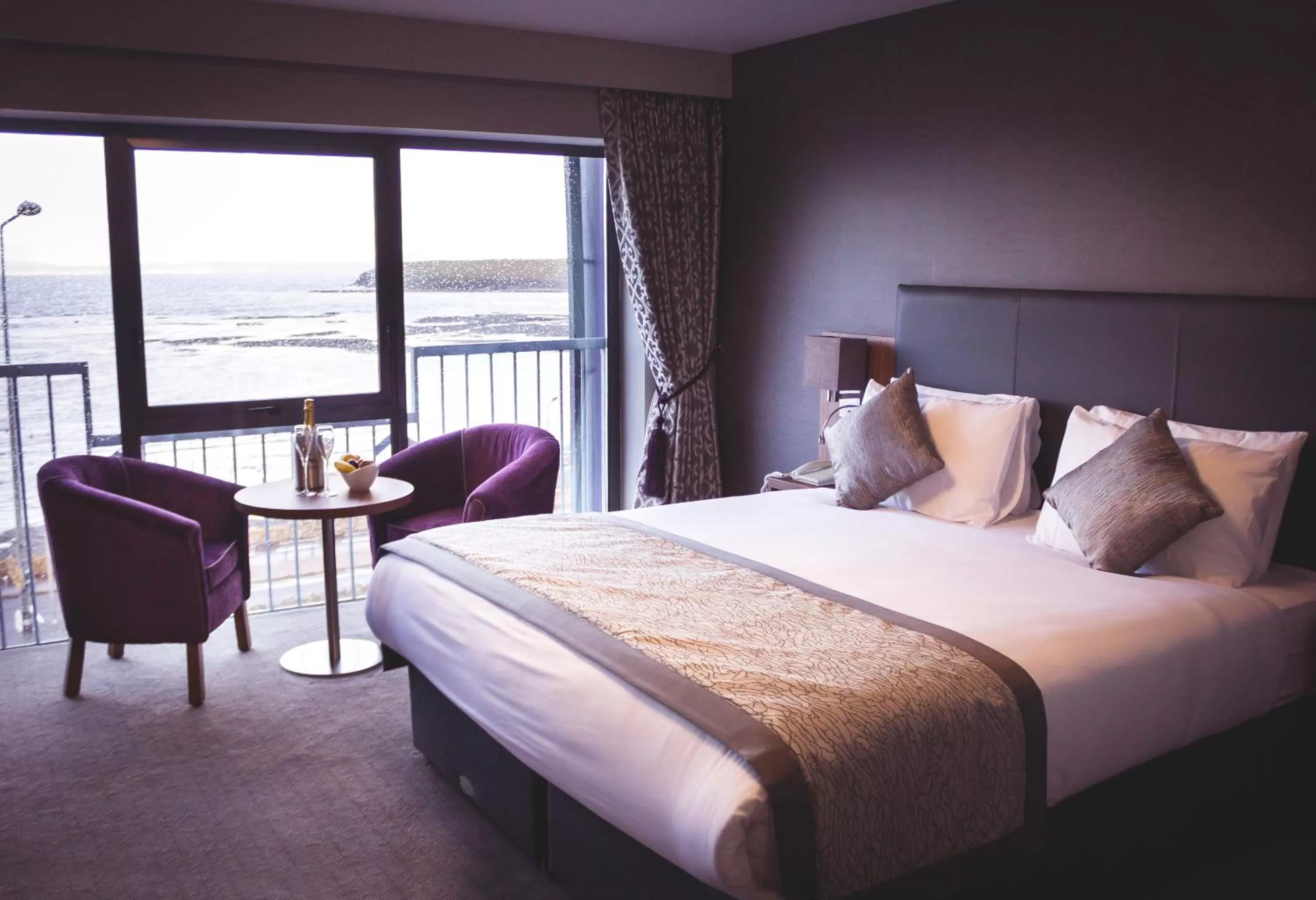 Deluxe Double Room with Sea View in Allingham Arms Hotel