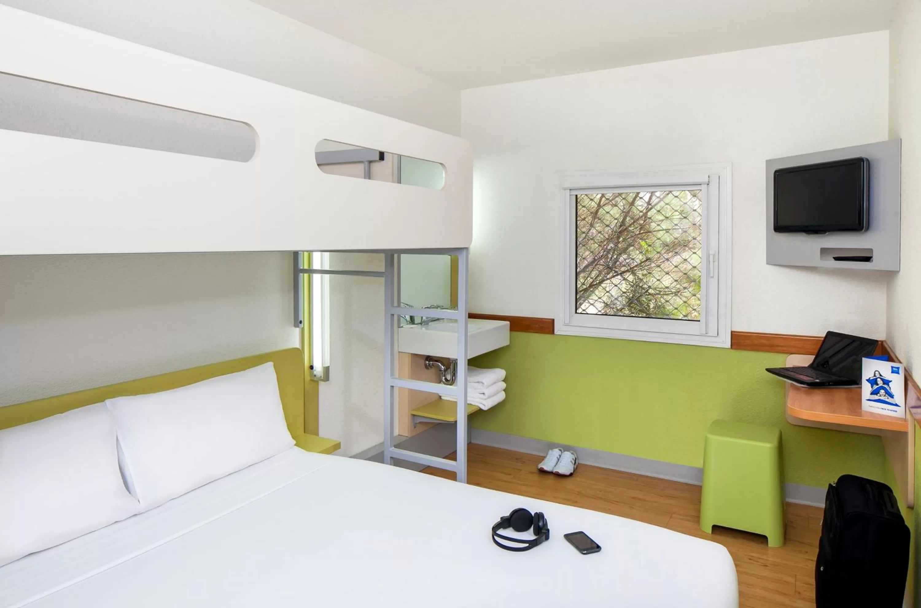 King Room with Bunk Bed in ibis Budget Canberra
