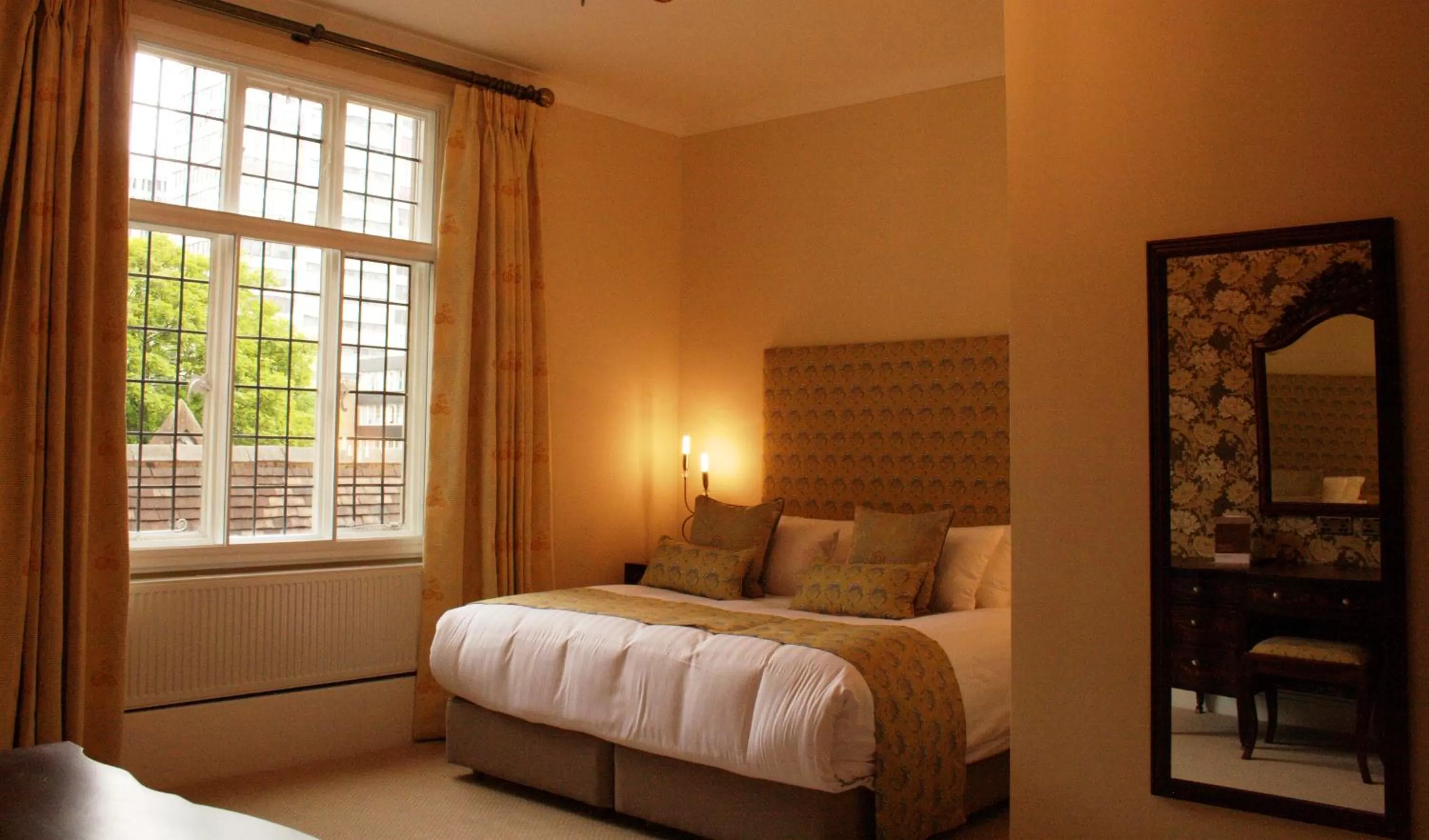 Suite with King Bed - Non-Smoking in Best Western Plough and Harrow Hotel