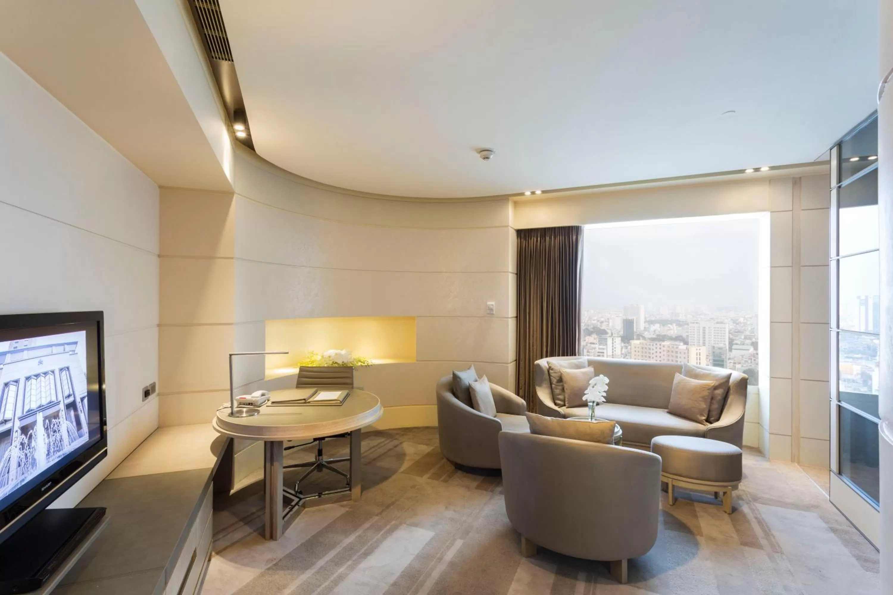 Nikko Club Junior Suite Queen Room in Hotel Nikko Saigon