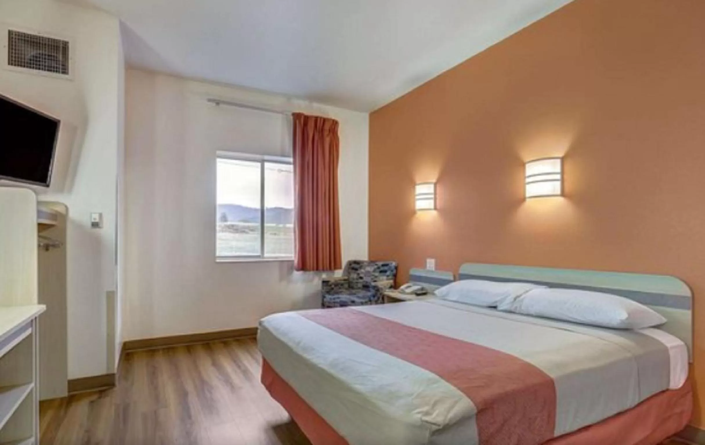 Deluxe Queen Room - Non-Smoking in Motel 6-Roseburg, OR