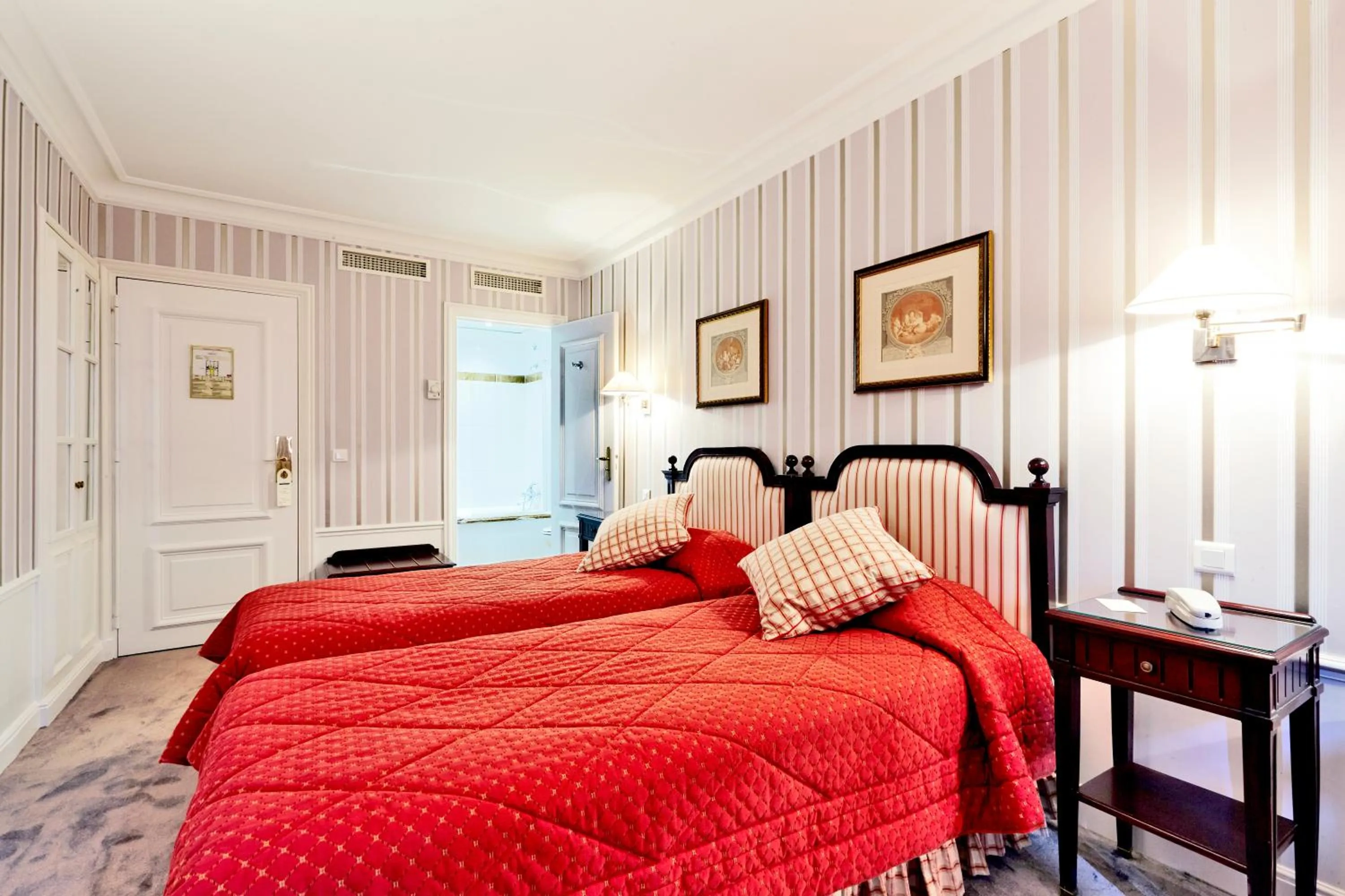 Triple Room in Golden Tulip Washington Opera