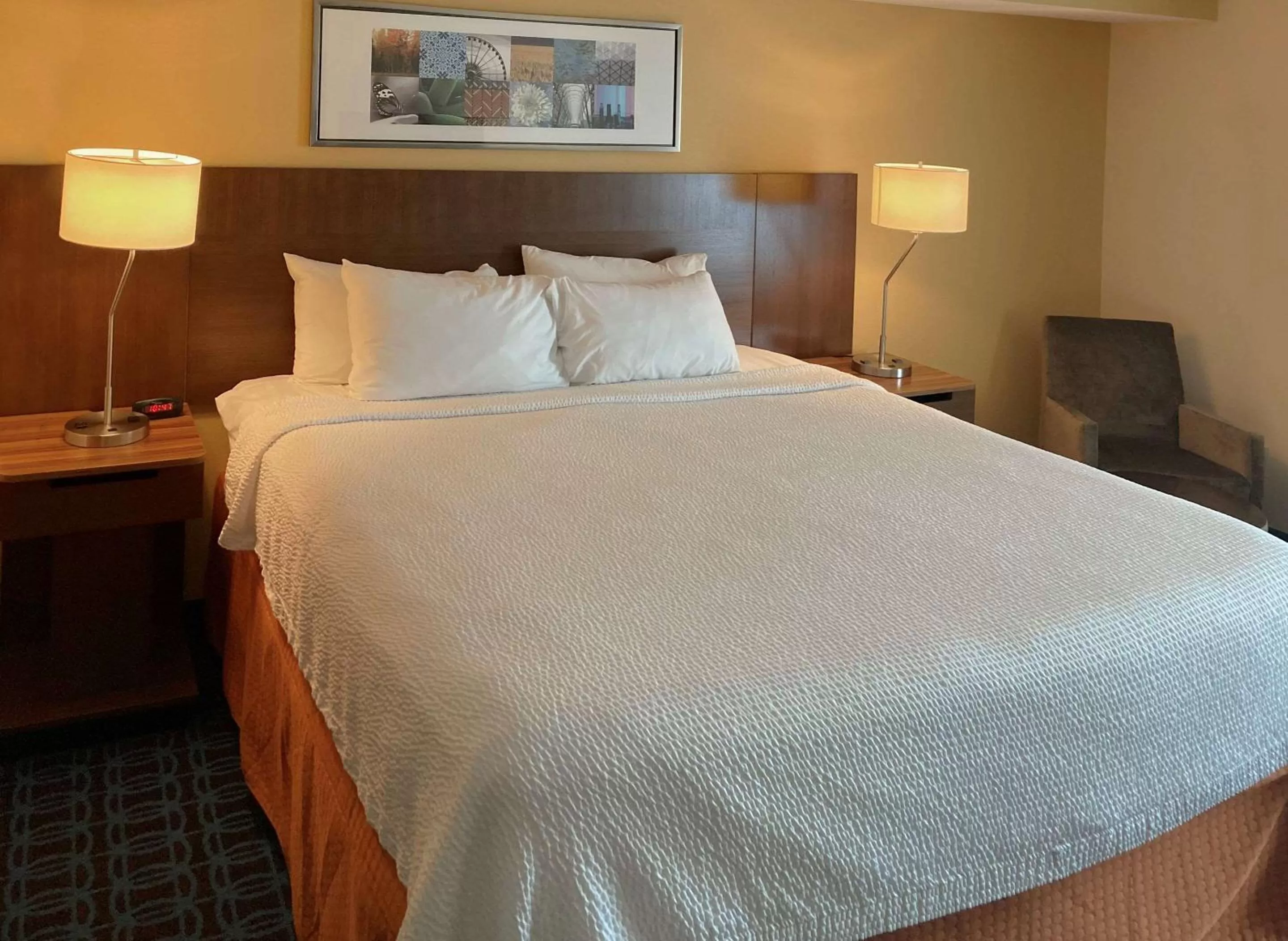 King Room with Accessible Tub - Accessible/Non Smoking in Comfort Inn & Suites Ankeny - Des Moines