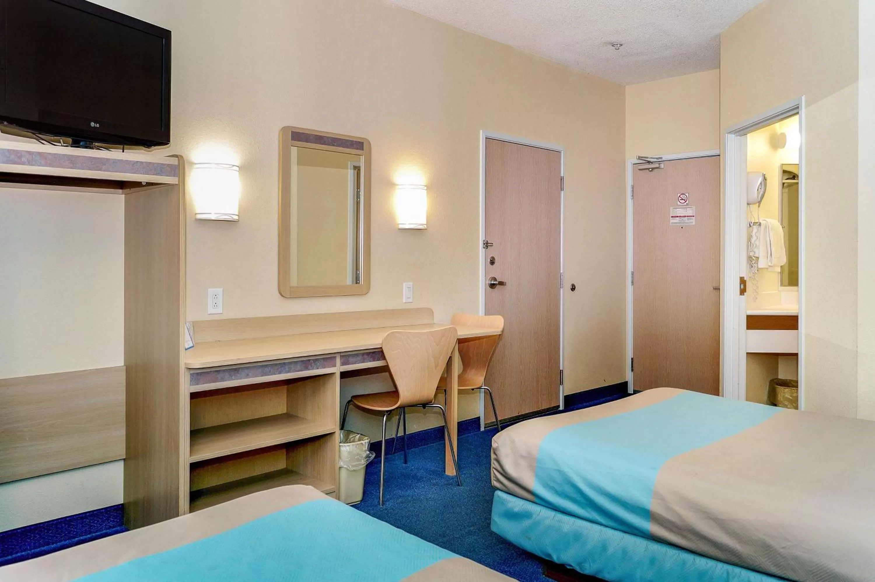 Quadruple Room - Non-Smoking in Motel 6-Peterborough, ON