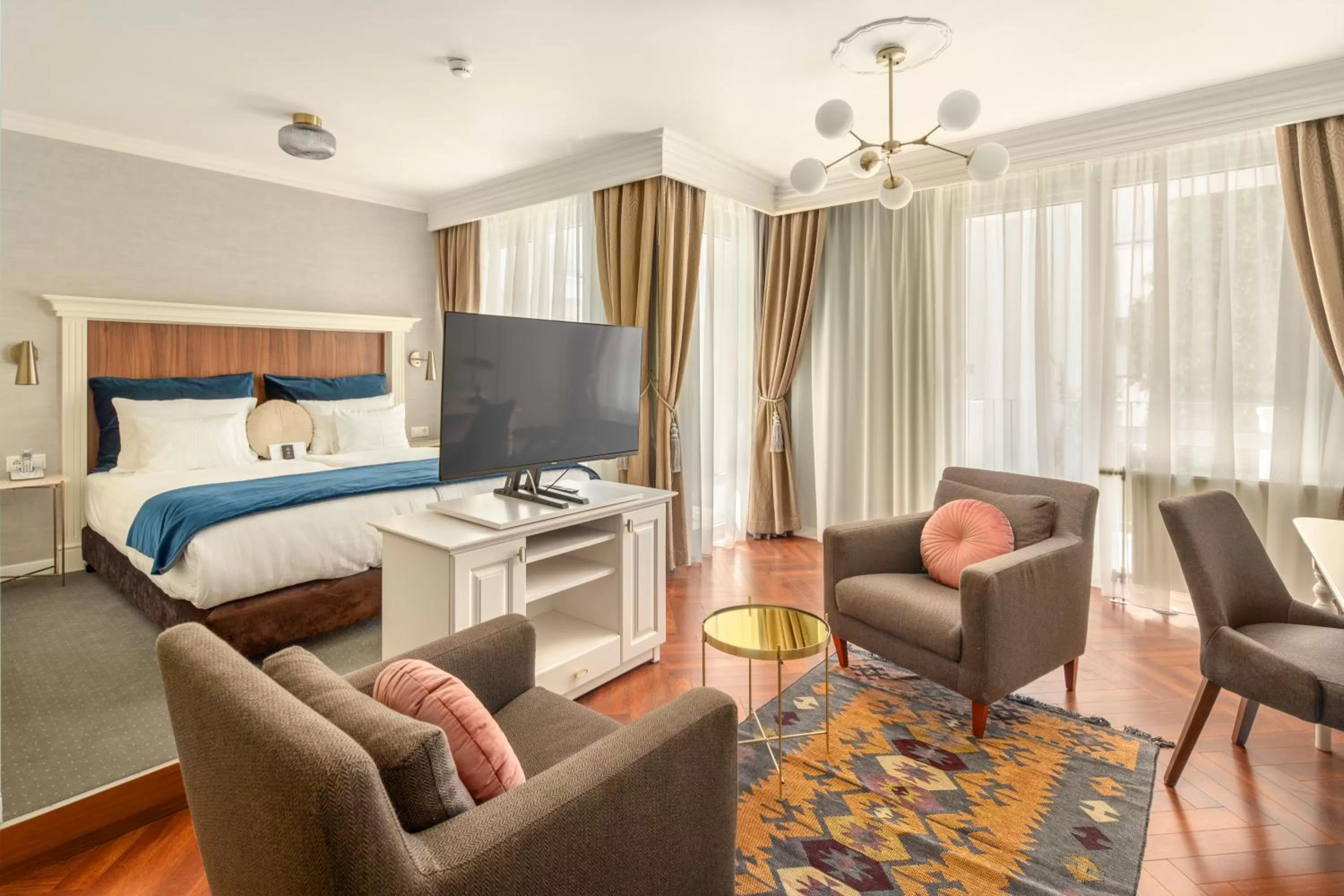 Junior Suite in Queen's Court Hotel & Residence