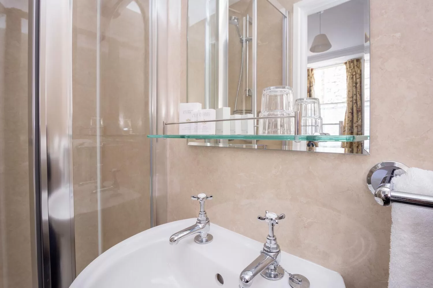 Standard Twin Room in The Queens Hotel