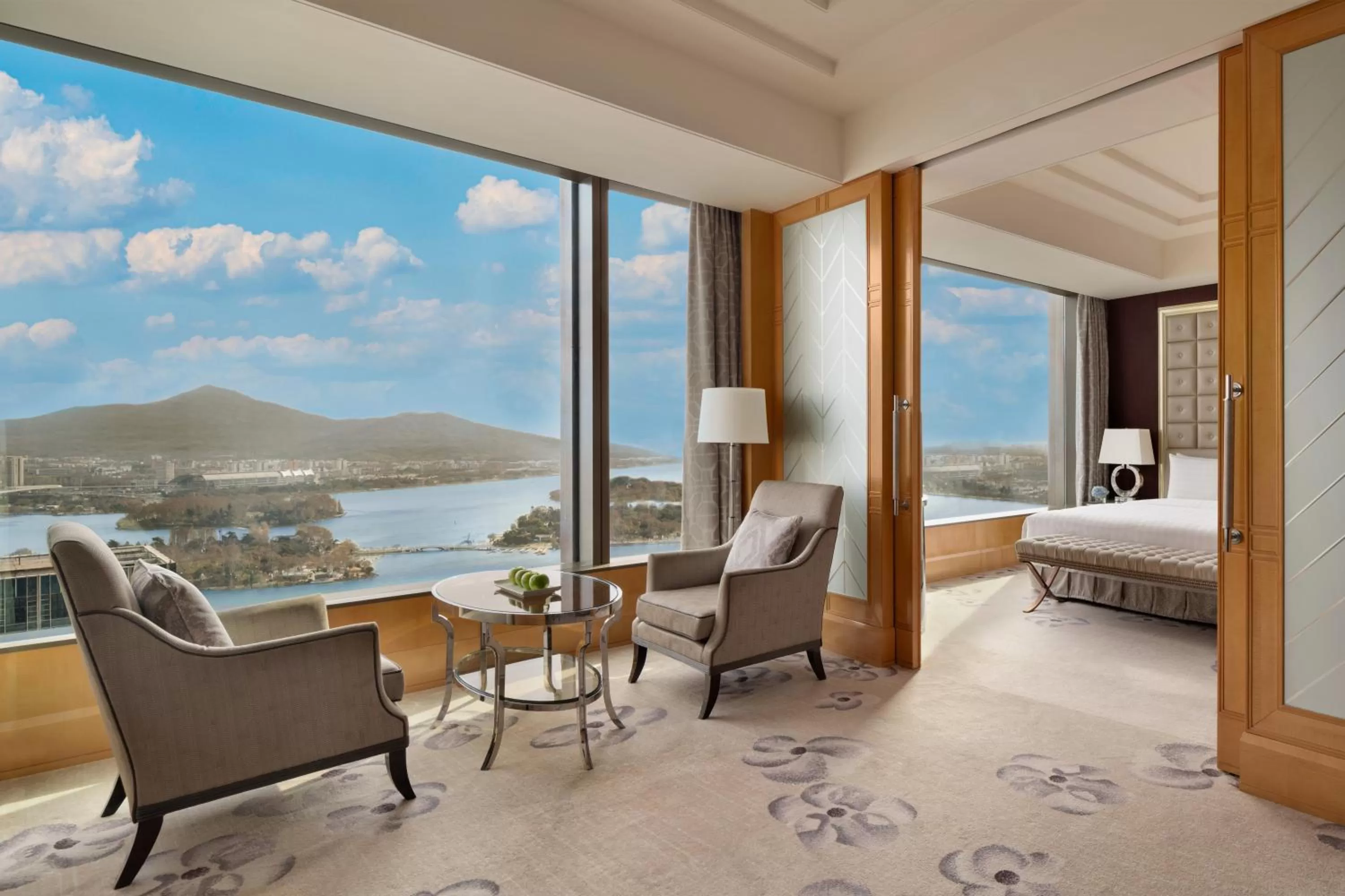 Horizon Grand Premier King Room with lake view - single occupancy in Shangri-La Nanjing