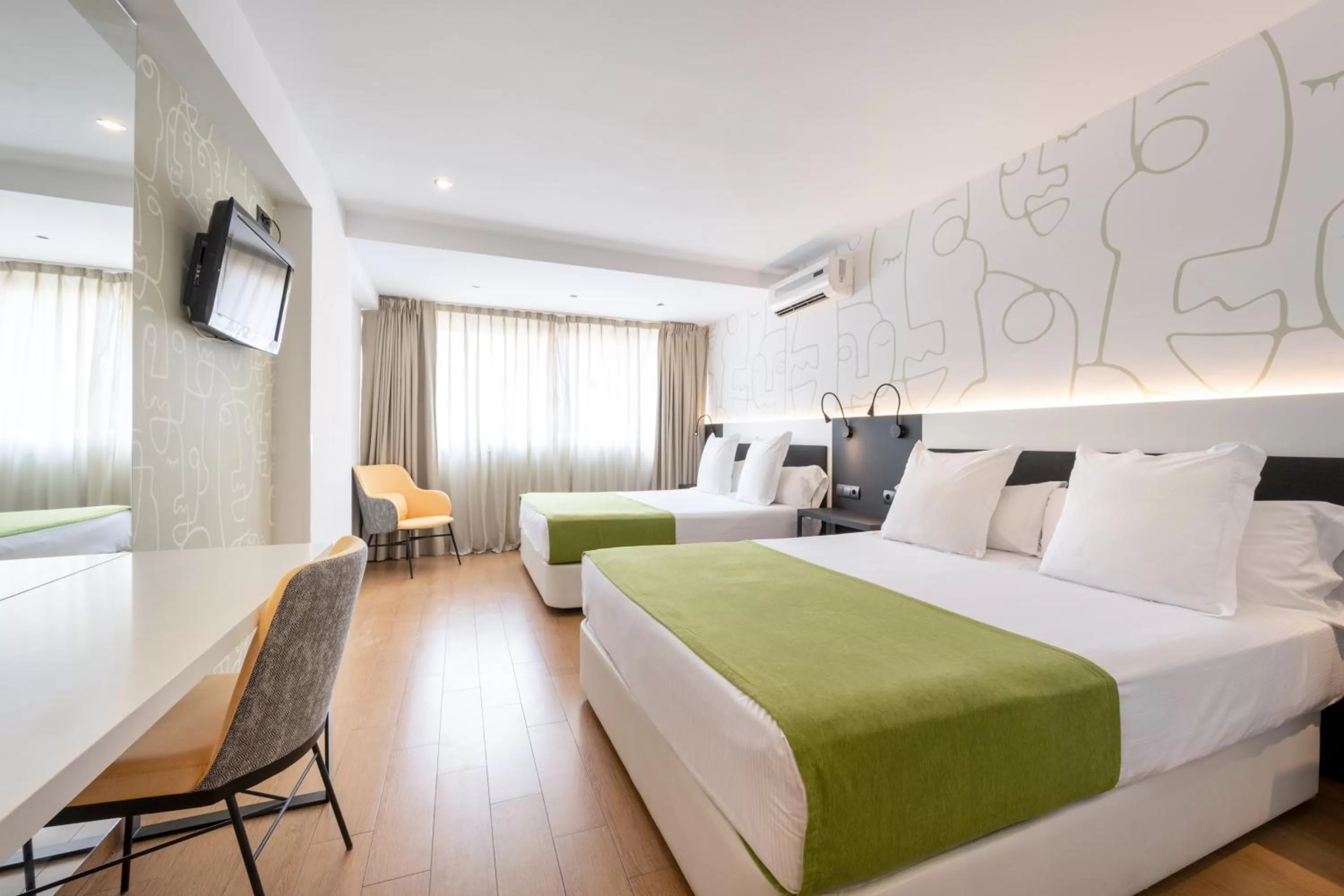 Family Room (2 Adults + 1 Child) in Climia Benidorm Plaza