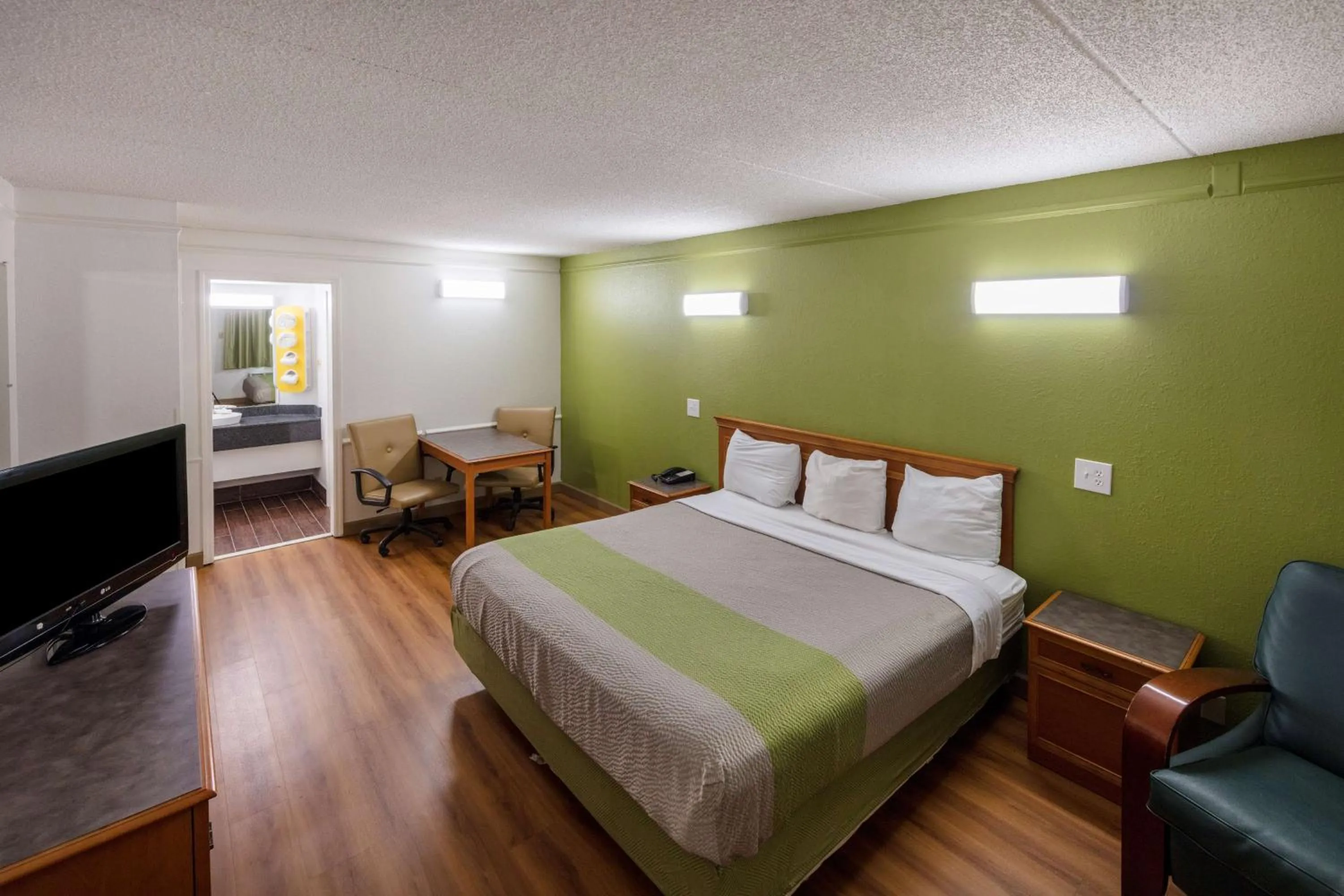 King Room - Non-Smoking in Motel 6-Knoxville, TN