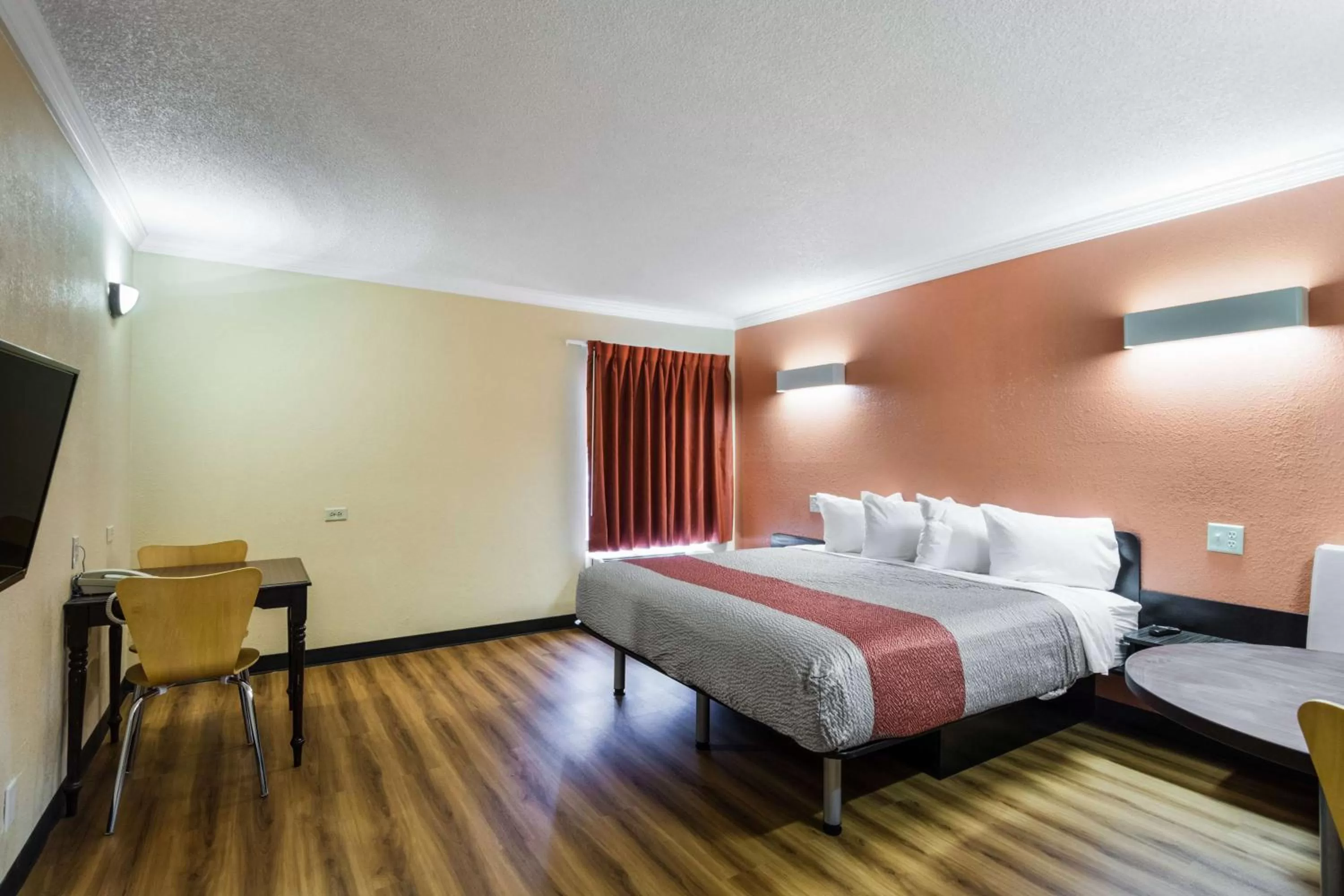 Deluxe King Suite - Non-Smoking in Motel 6-Libertyville, IL