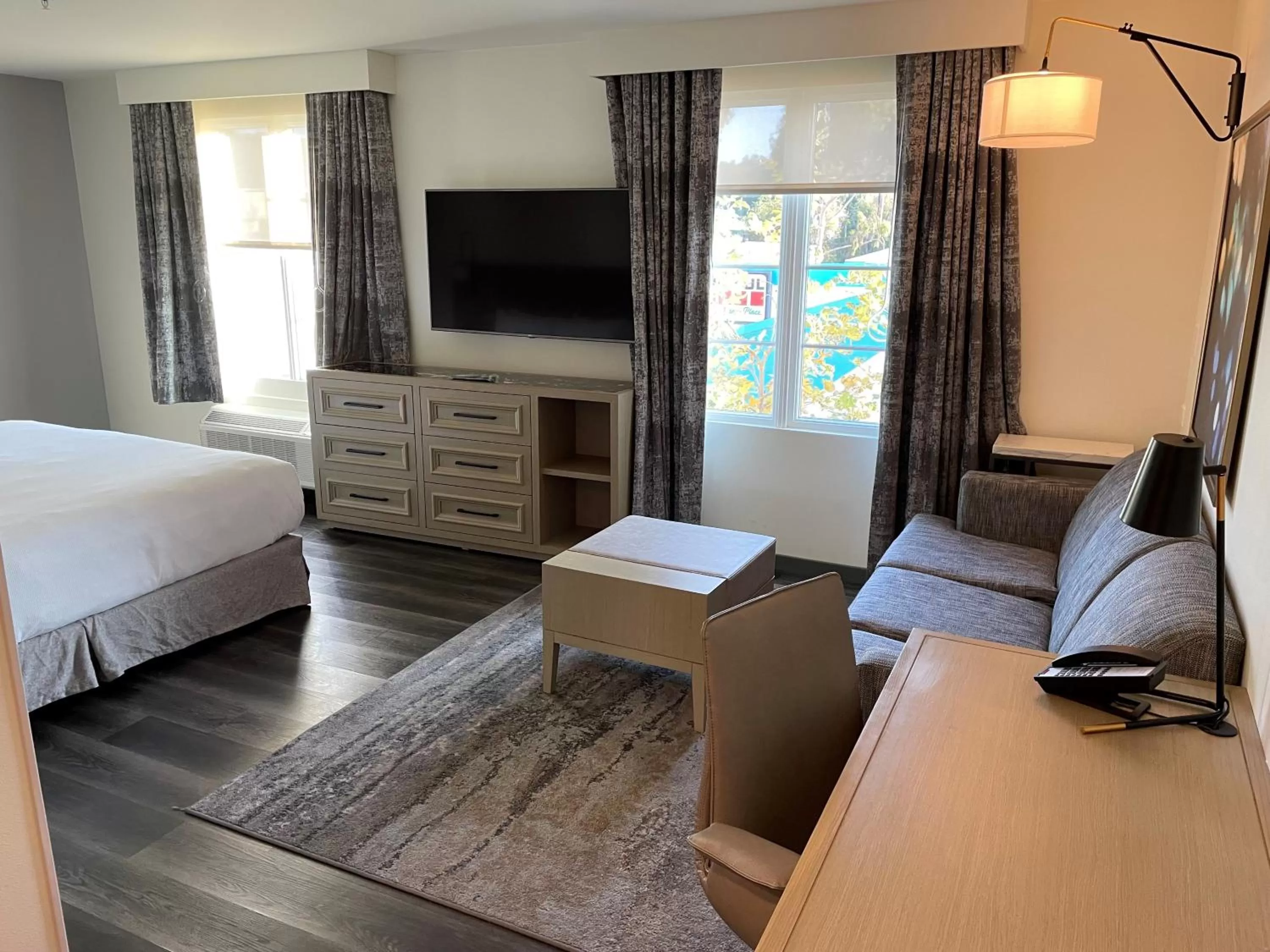 King Room with Roll-In Shower - Disability Access in Hyatt Place Santa Barbara