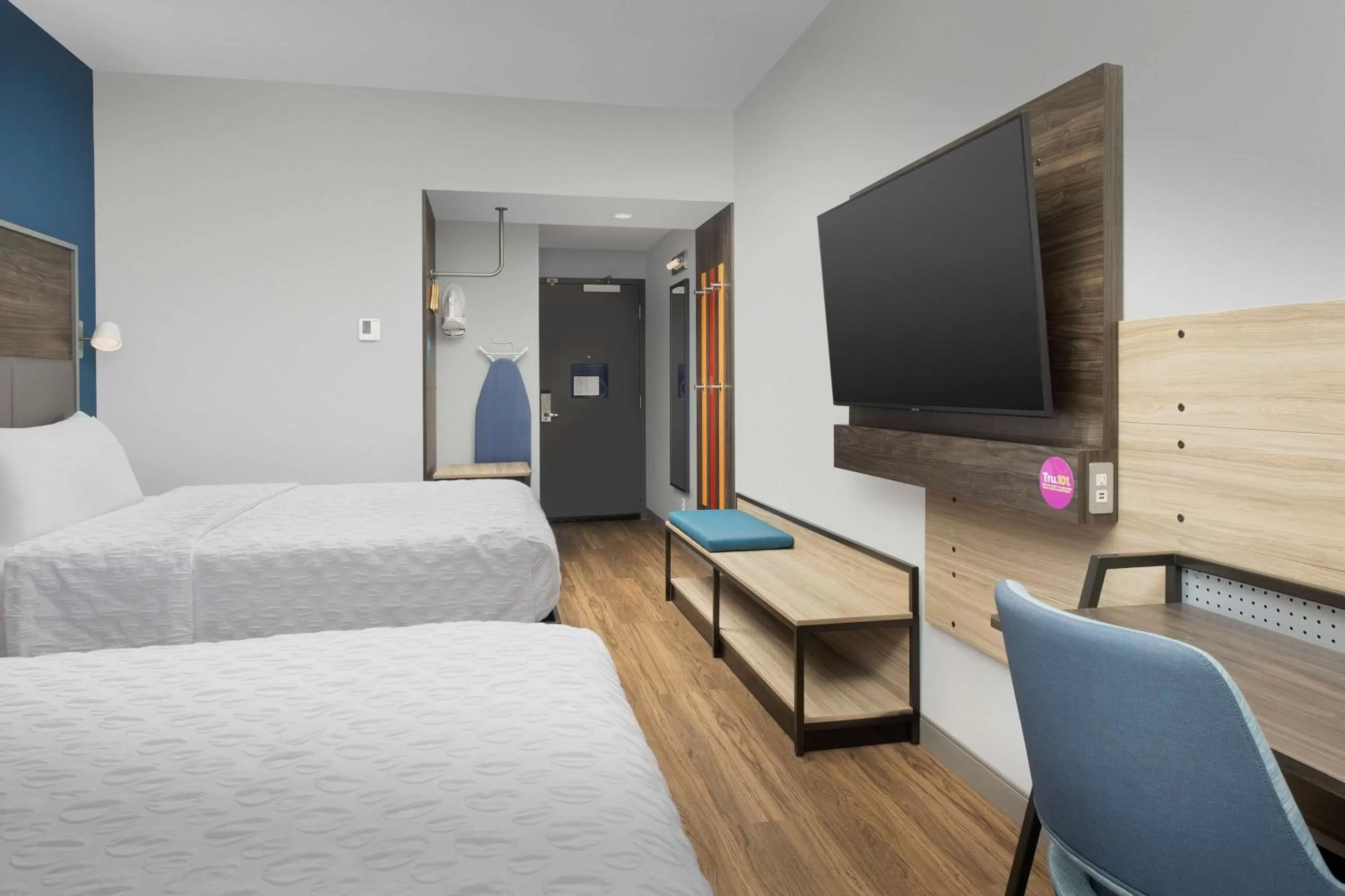 Queen Room with Two Queen Beds in Tru By Hilton Charlotte Airport Lake Pointe