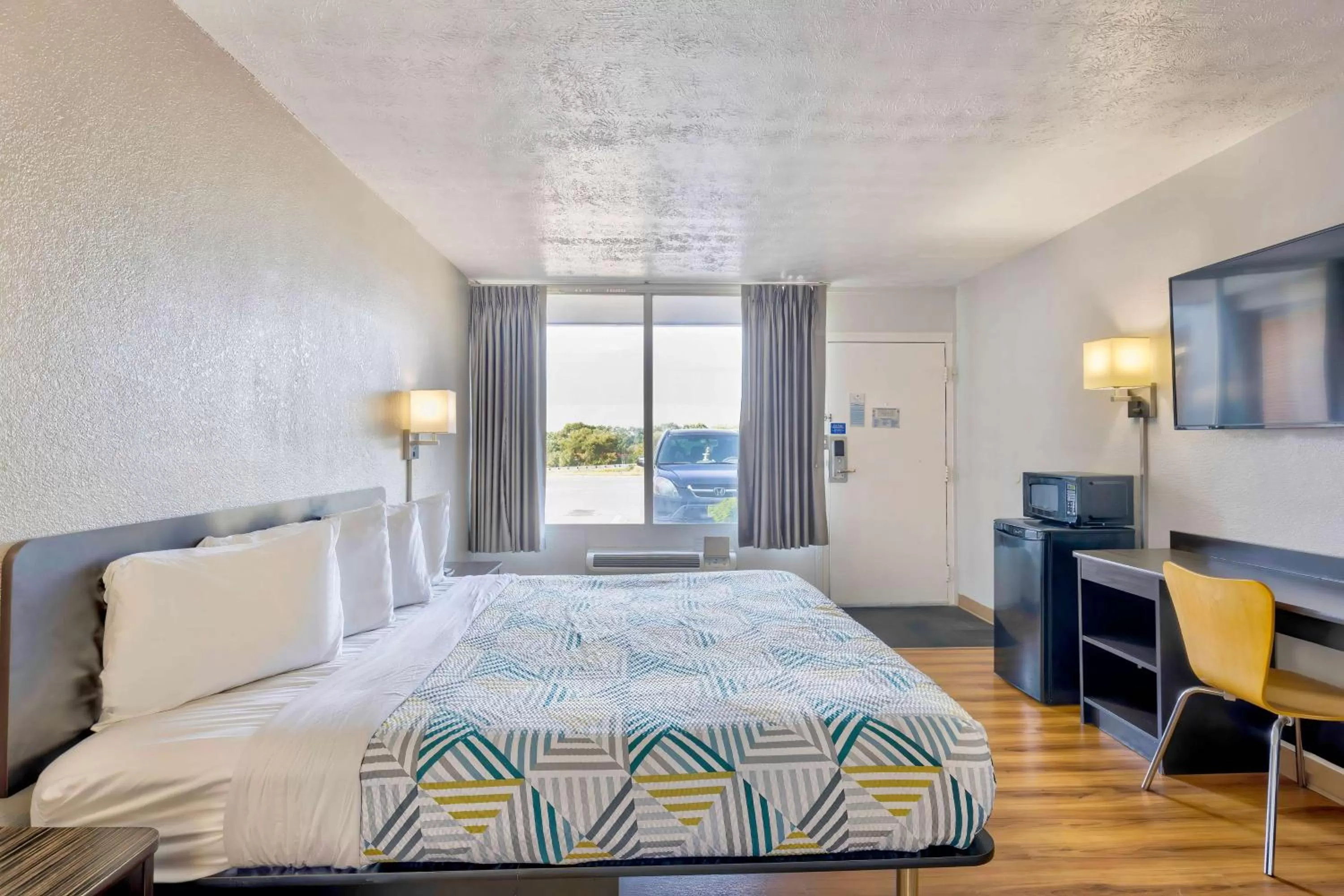 Deluxe King Room - single occupancy - Non-Smoking in Motel 6-Mount Jackson, VA - Shenandoah