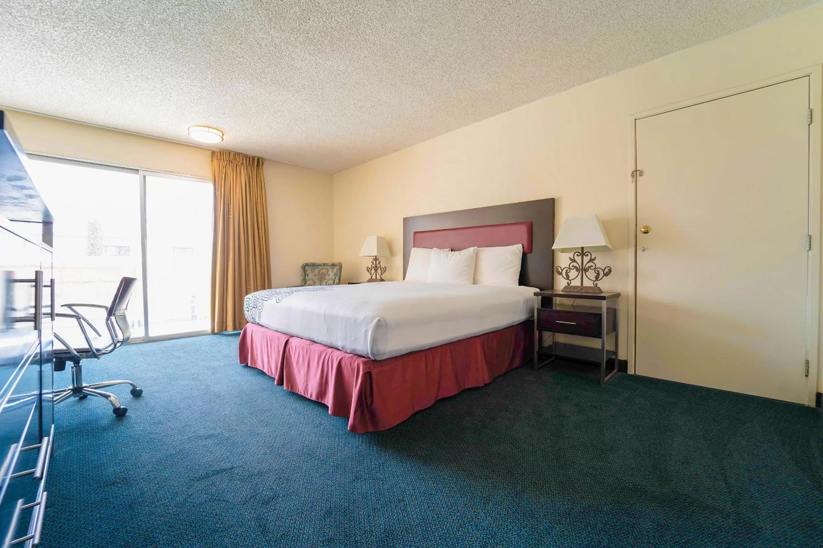 Deluxe King Bed	 in Royal Plaza Inn