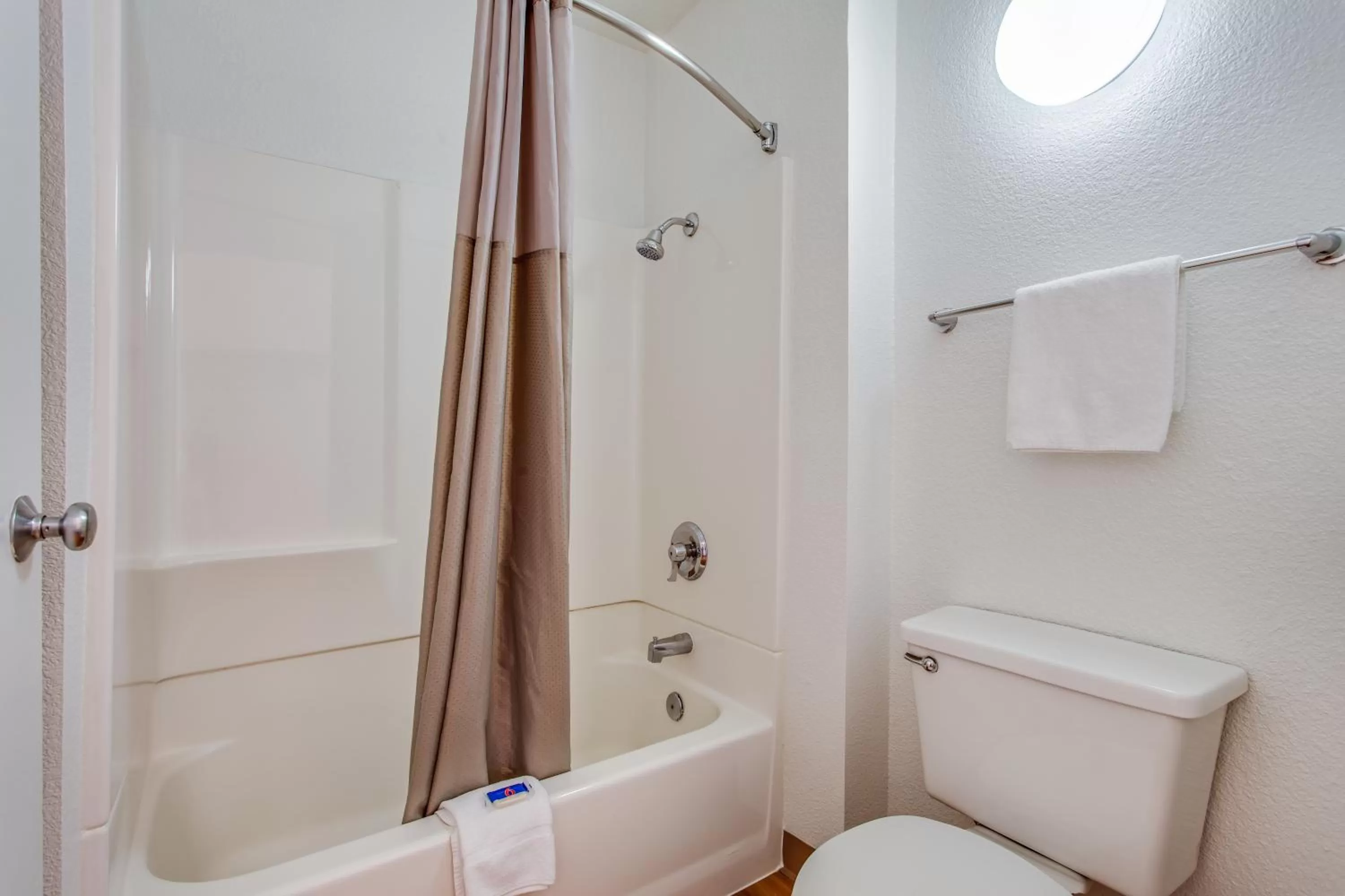 Queen Room with Two Queen Beds in Motel 6-Fairfield, CA - North