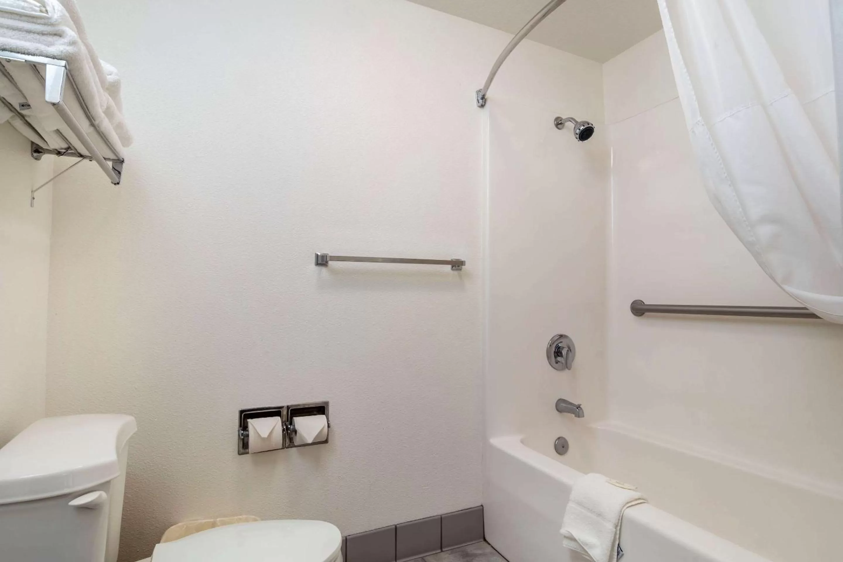 Superior Queen Suite - Accessible/ Non Smoking in Quality Inn Central Roseburg