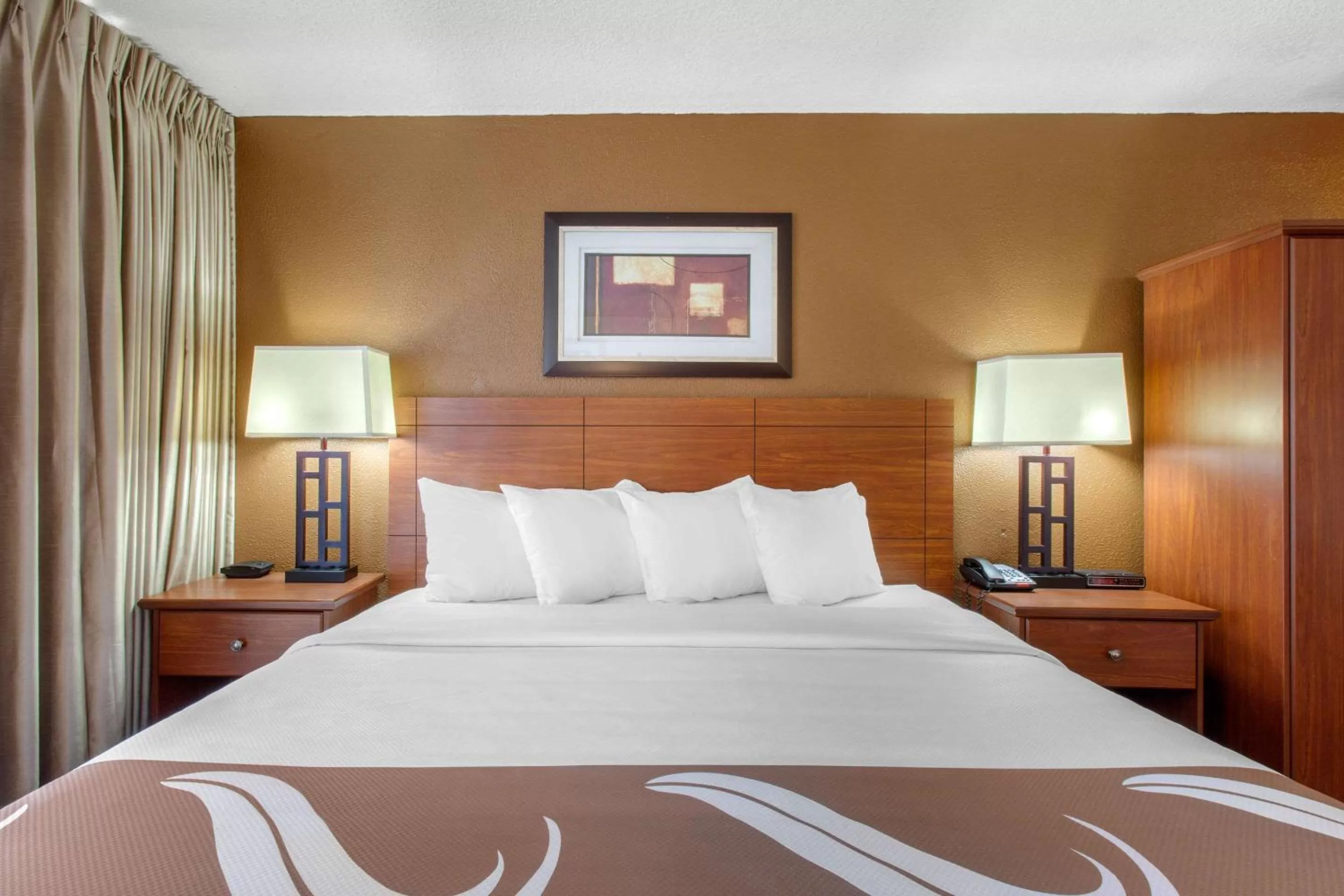 Standard King Room with Patio - Accessible/Non-Smoking in Quality Inn View of Lake Powell - Page