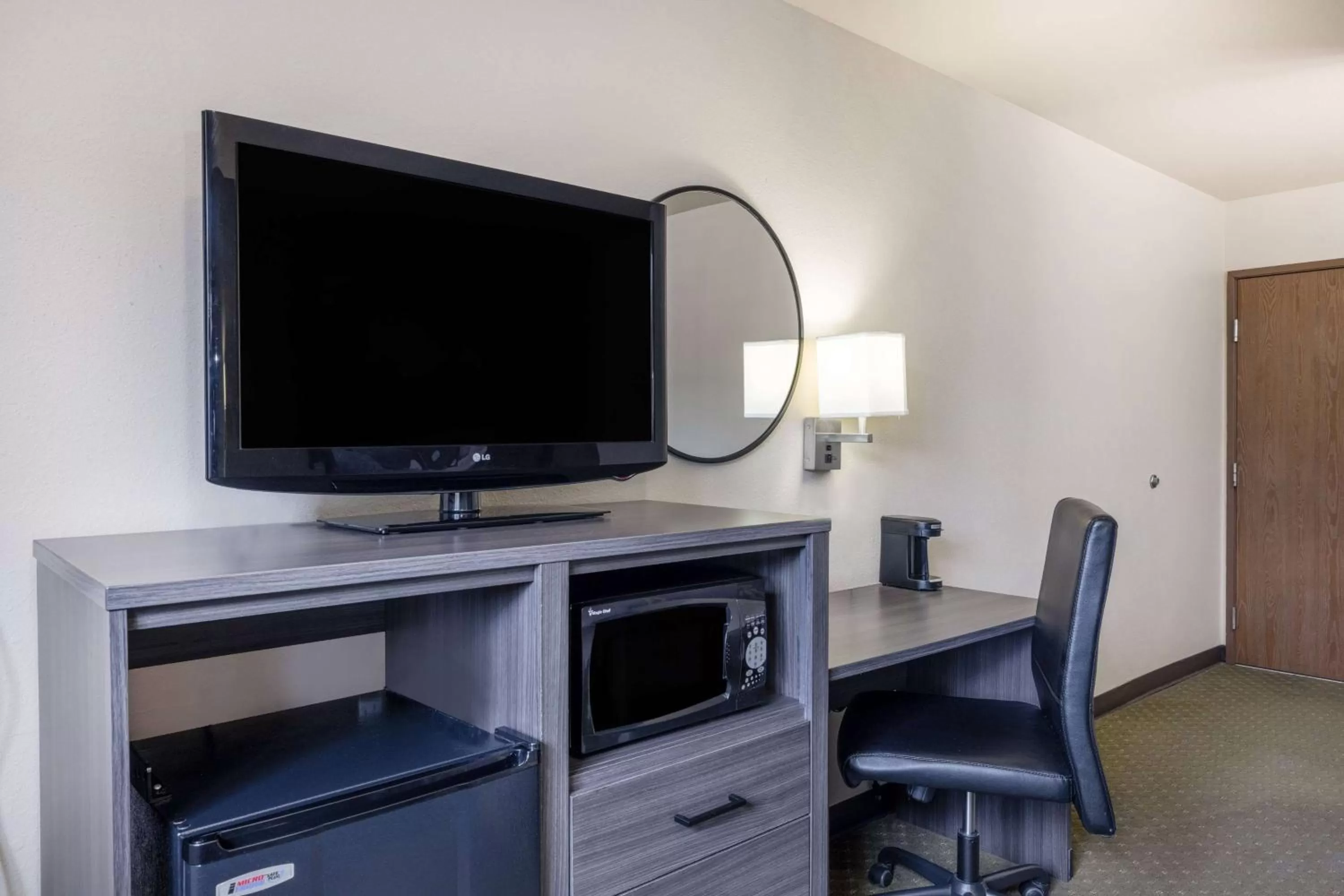 Queen Studio Suite - Non-Smoking in Super 8 by Wyndham Butte MT