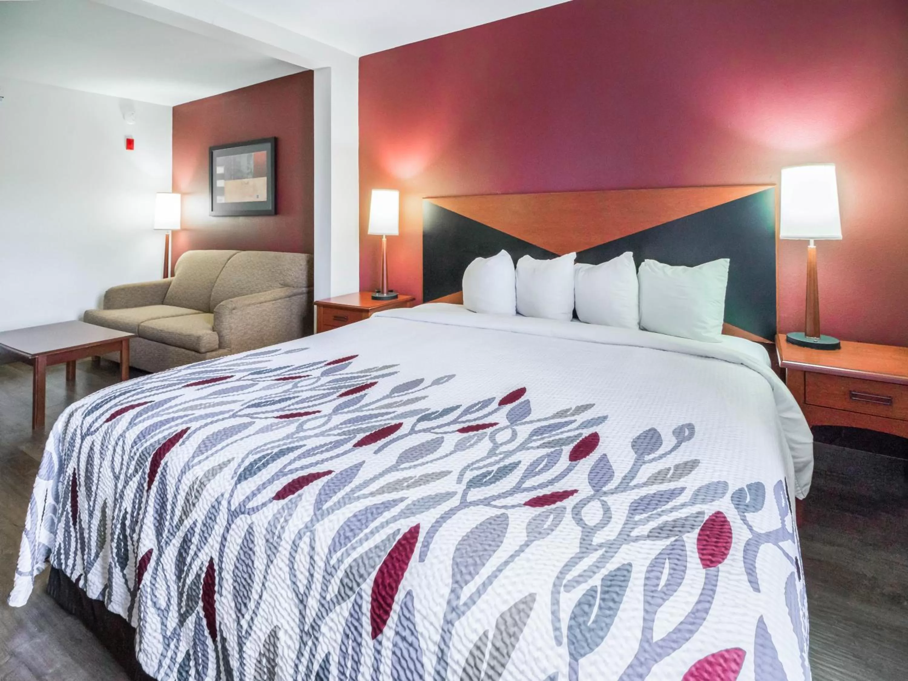 Superior King Room with Sofa Bed Non-Smoking in Red Roof Inn Etowah – Athens, TN