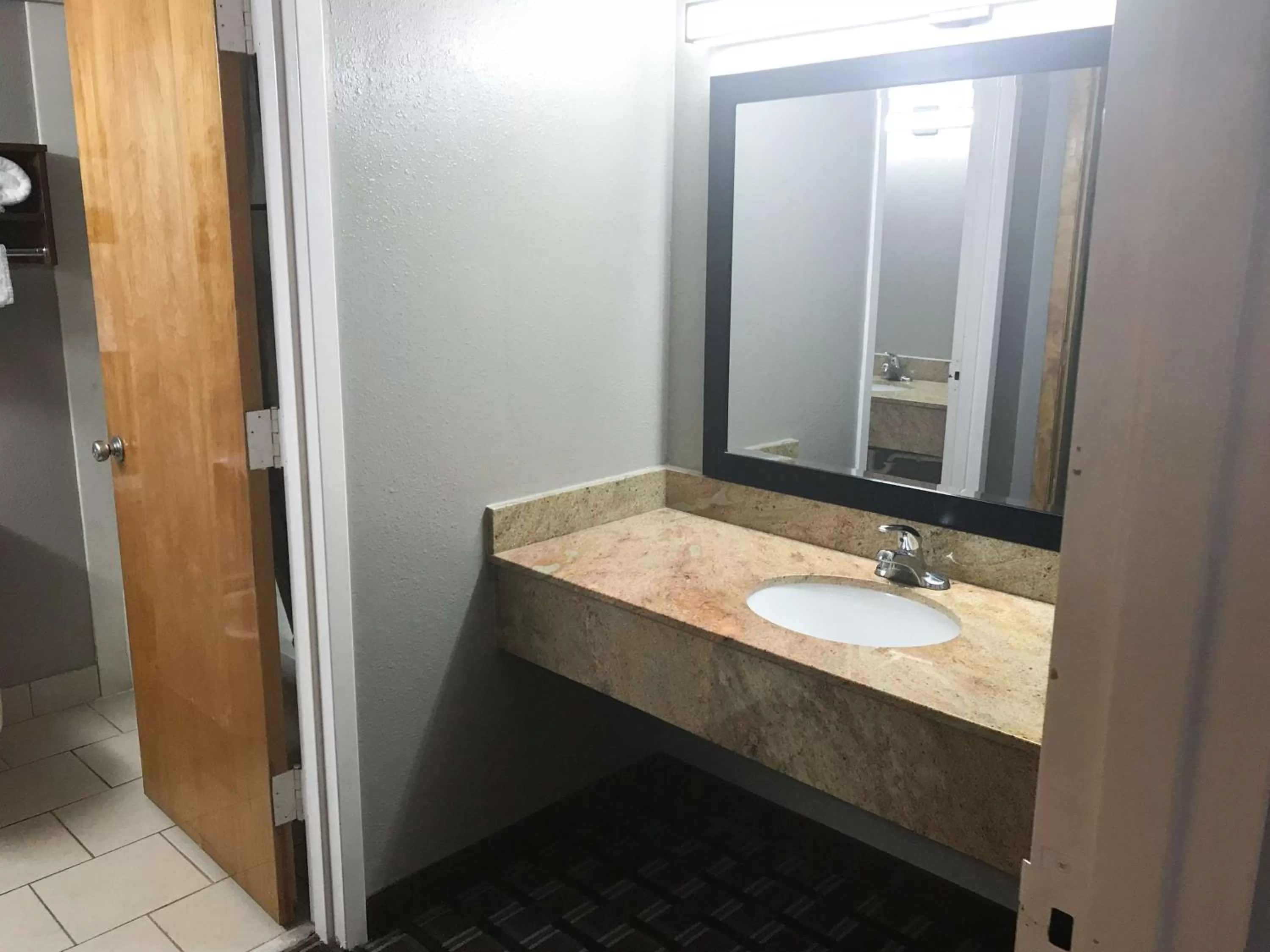 1 King Bed, Smoking in Studio 6 Suites Tupelo, MS