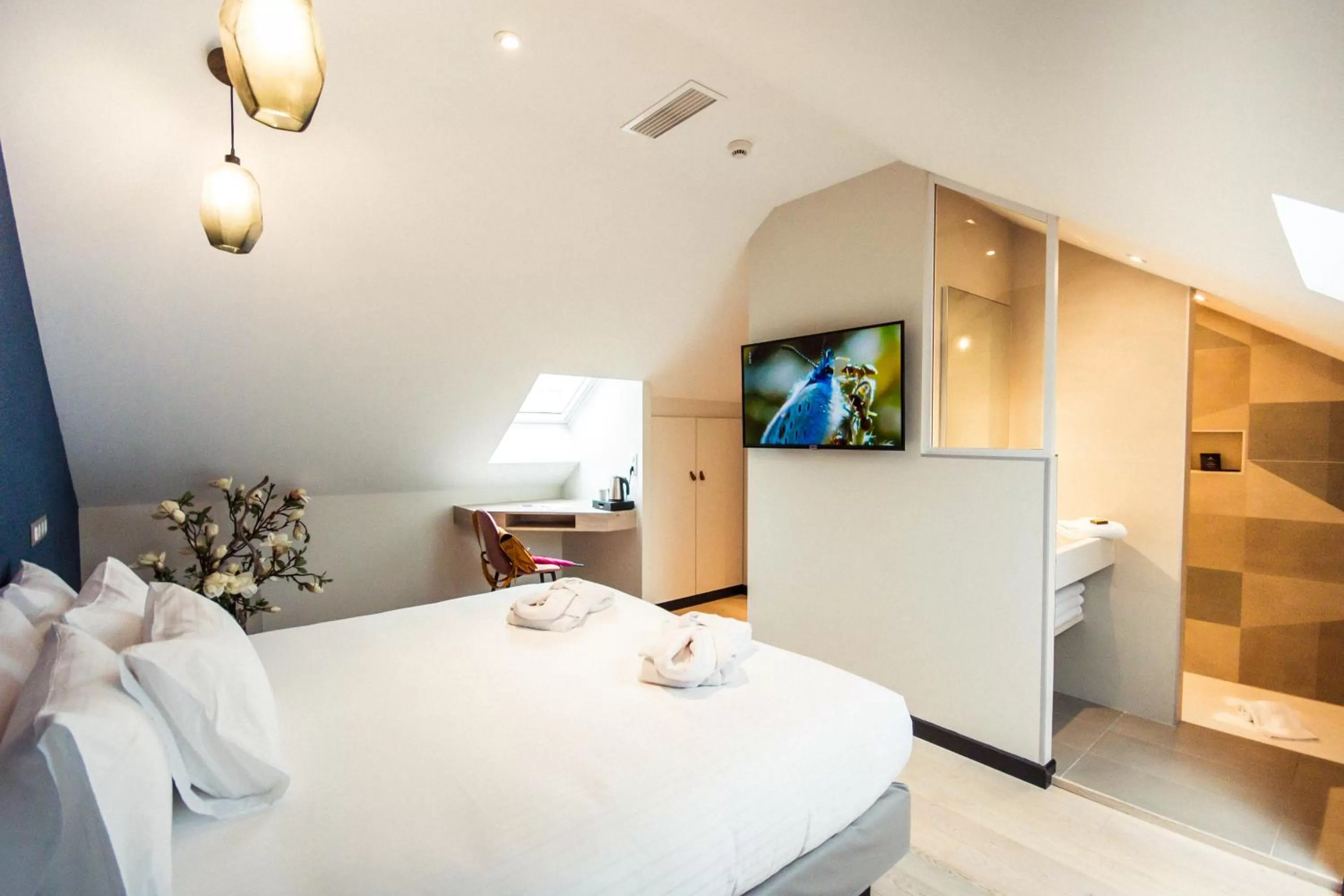 Photo of the whole room, Bed in Logis Villa C Hôtel