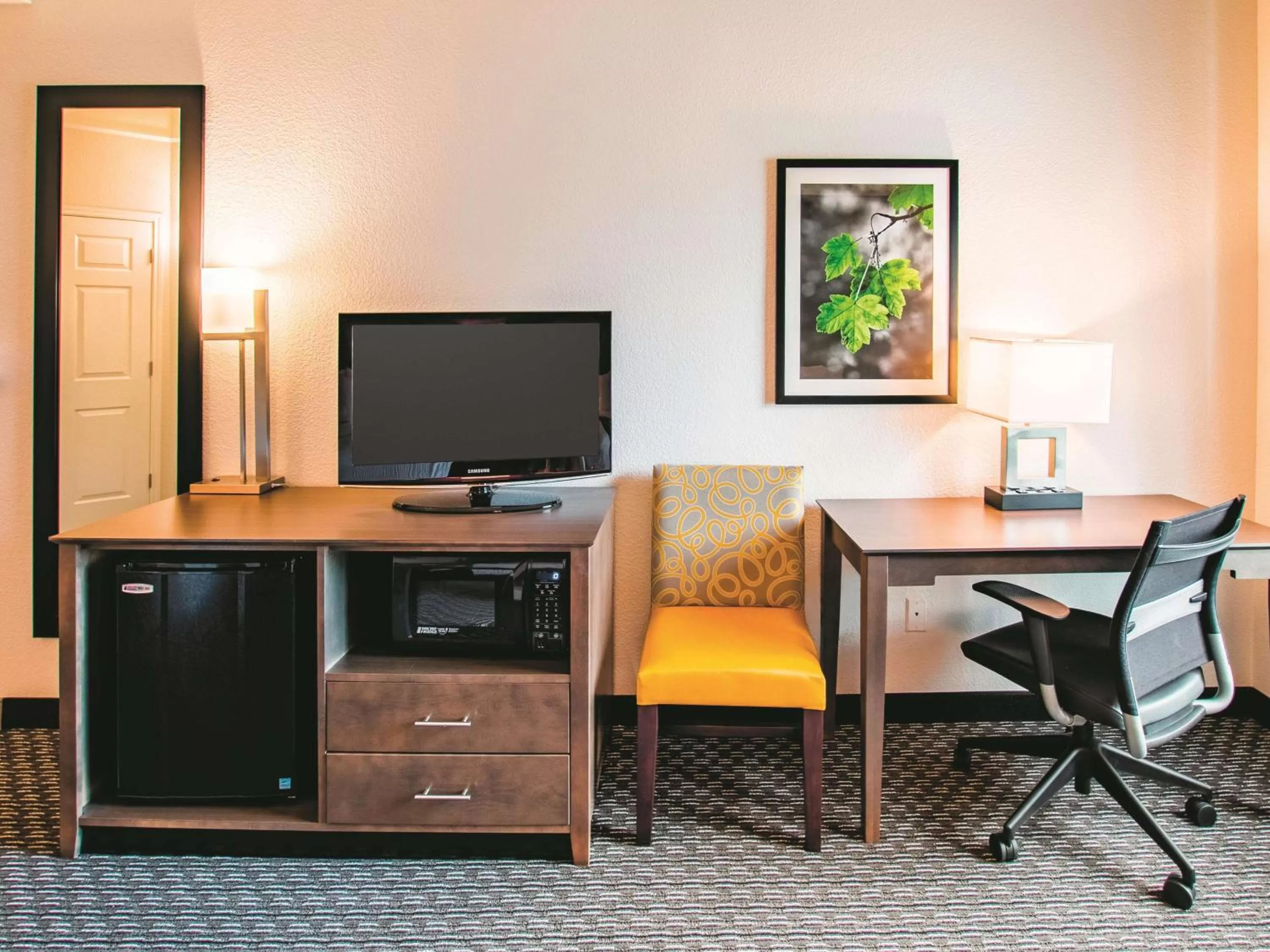 Double Room with Two Double Beds and Bath Tub - Mobility/Hearing Accessible - Non-Smoking in La Quinta by Wyndham Fort Worth City View