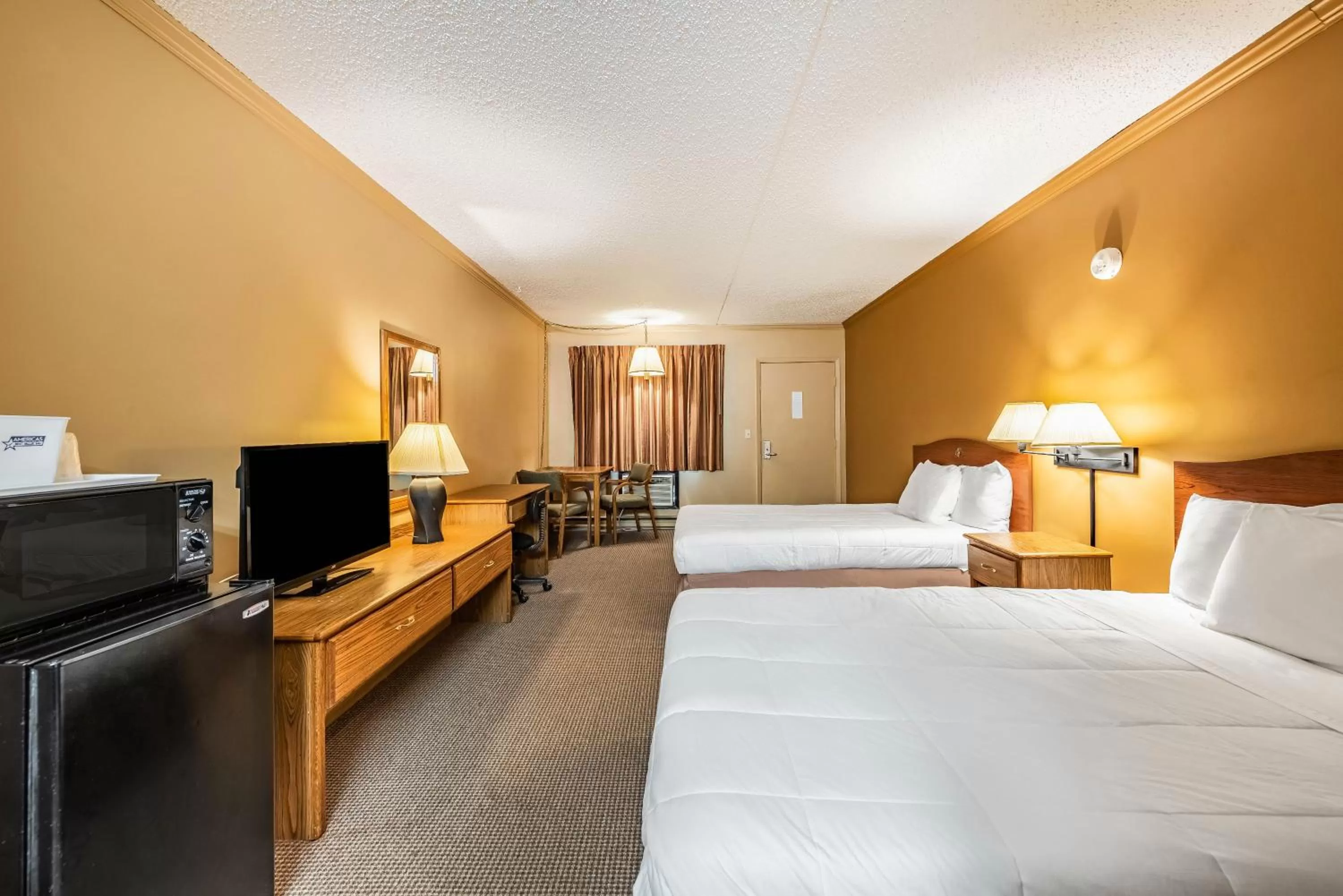 Deluxe Queen Room with Two Queen Beds in Americas Best Value Inn St. Marys