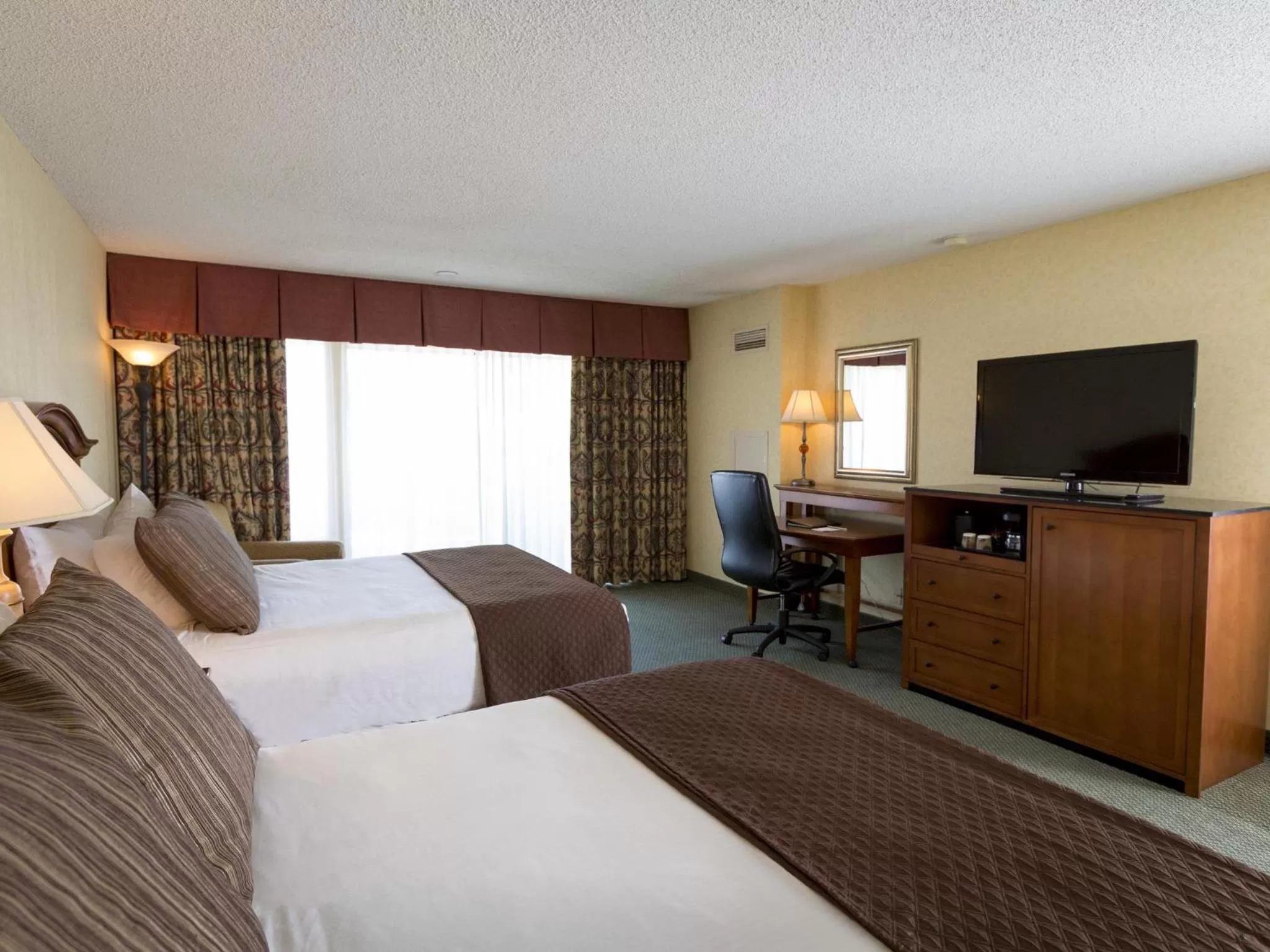 Queen Room with Two Queen Beds - Disability Access in Red Lion Hotel Coos Bay