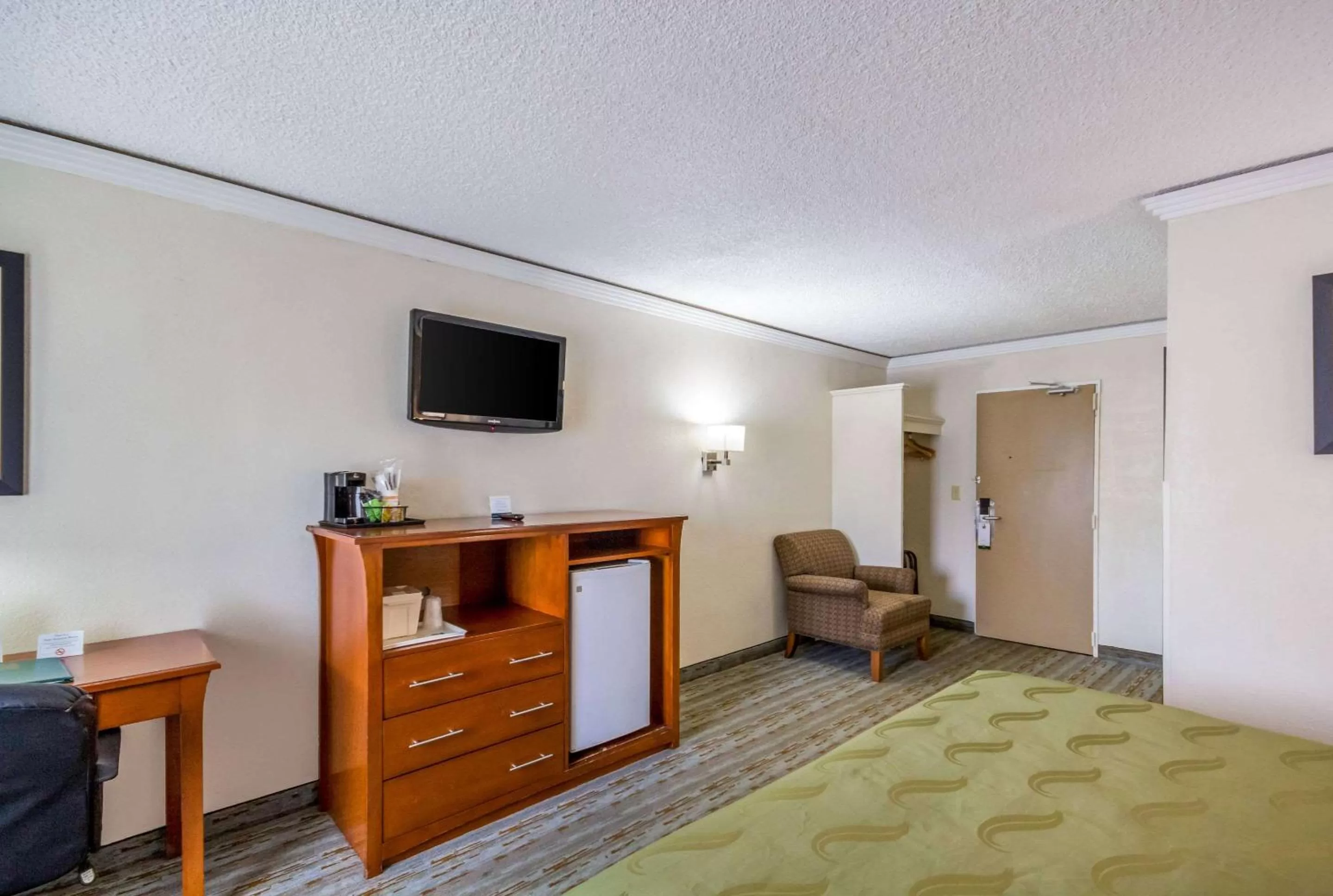Business Queen Room - Accessible/Non-Smoking in Quality Inn & Suites Kansas City - Independence I-70 East