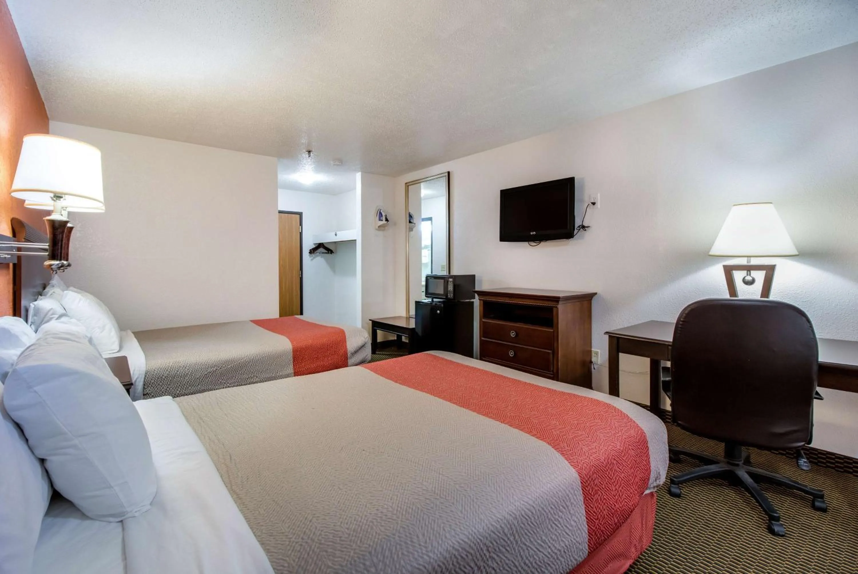 Deluxe Quadruple Room - Non-Smoking in Motel 6-Marion, IL