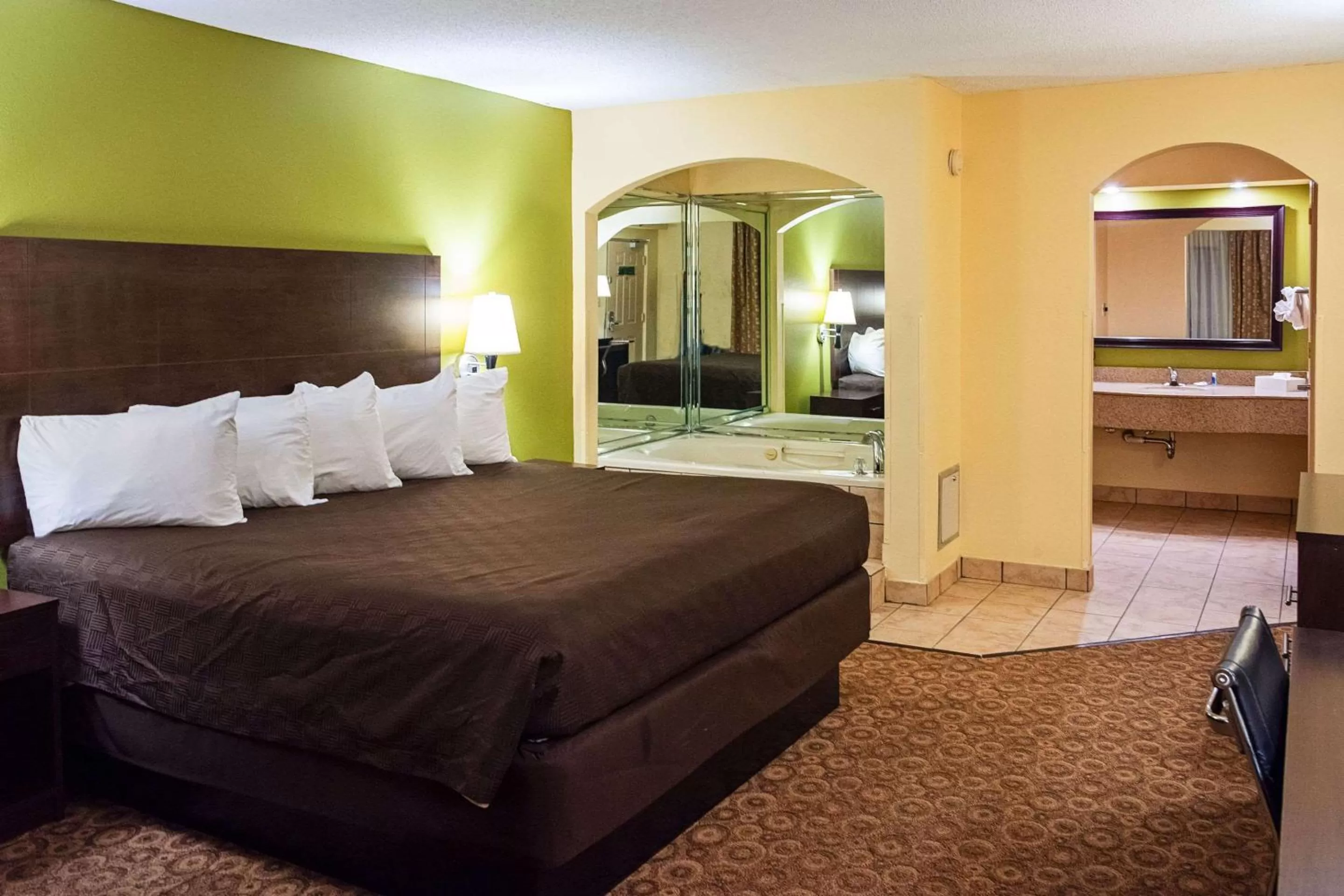 King Suite - Smoking in Rodeway Inn & Suites Clarksville near Governors Square Mall