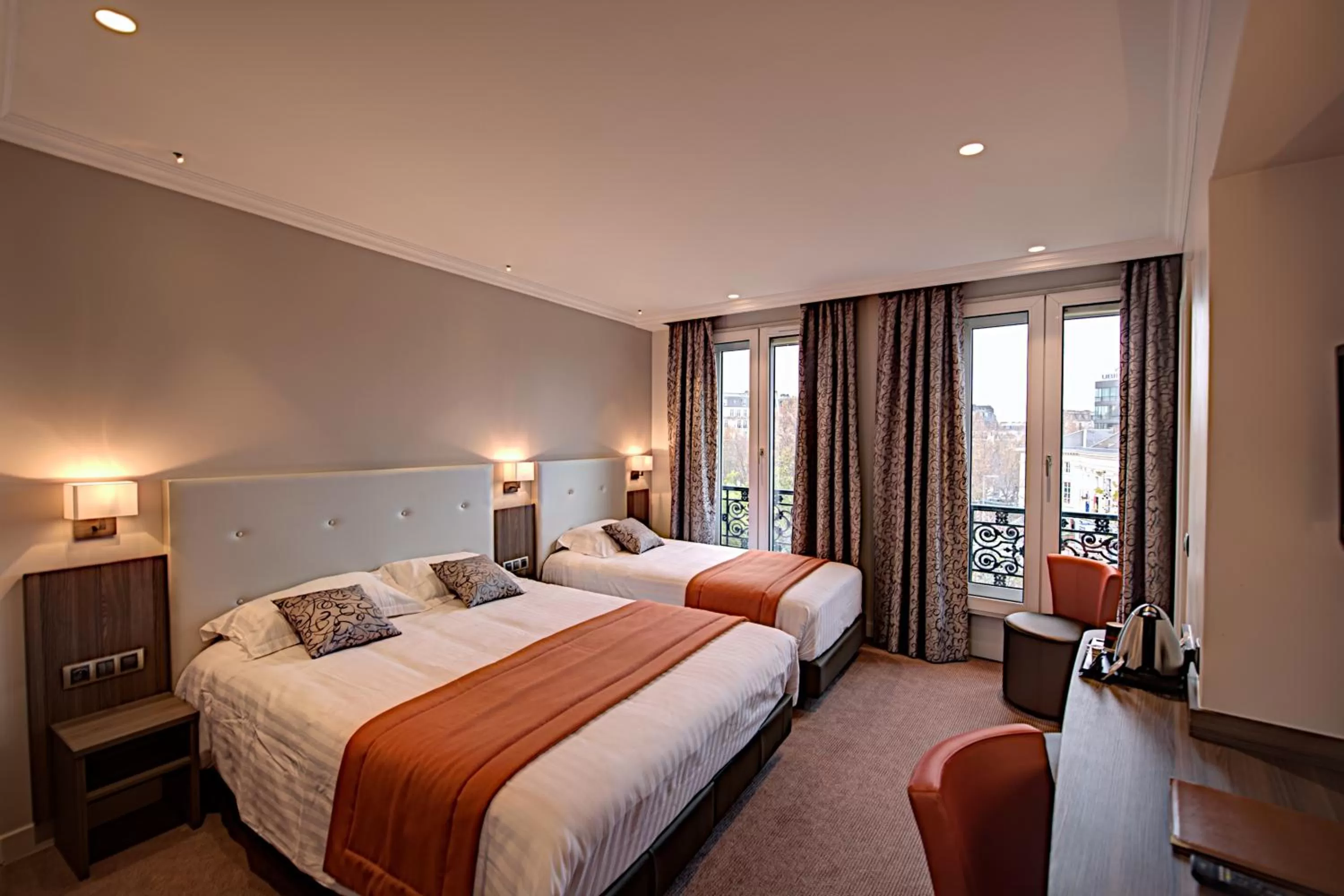 Superior Triple Room in Hôtel Du Midi Paris Montparnasse
