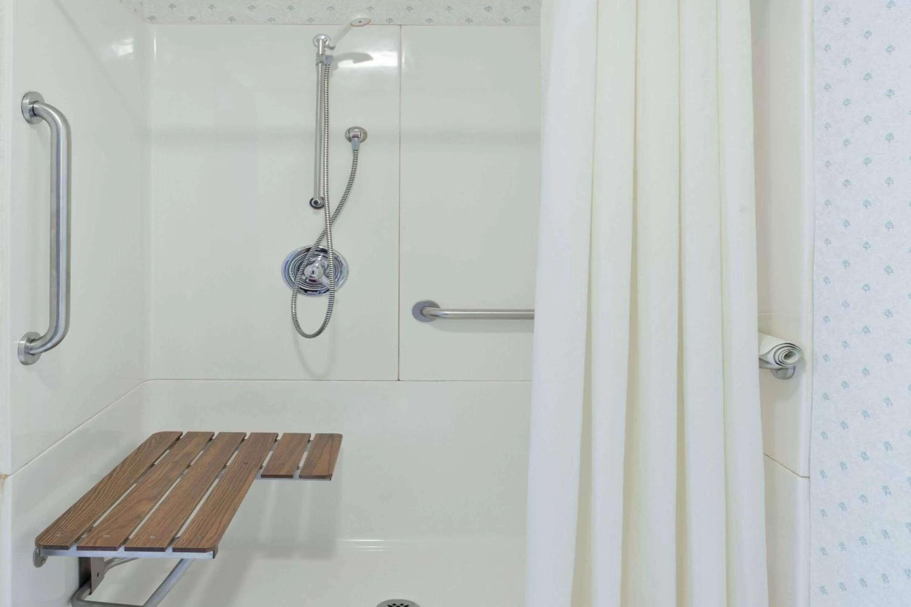 Queen Room - Mobility Access/Non-Smoking in Super 8 by Wyndham Rochelle