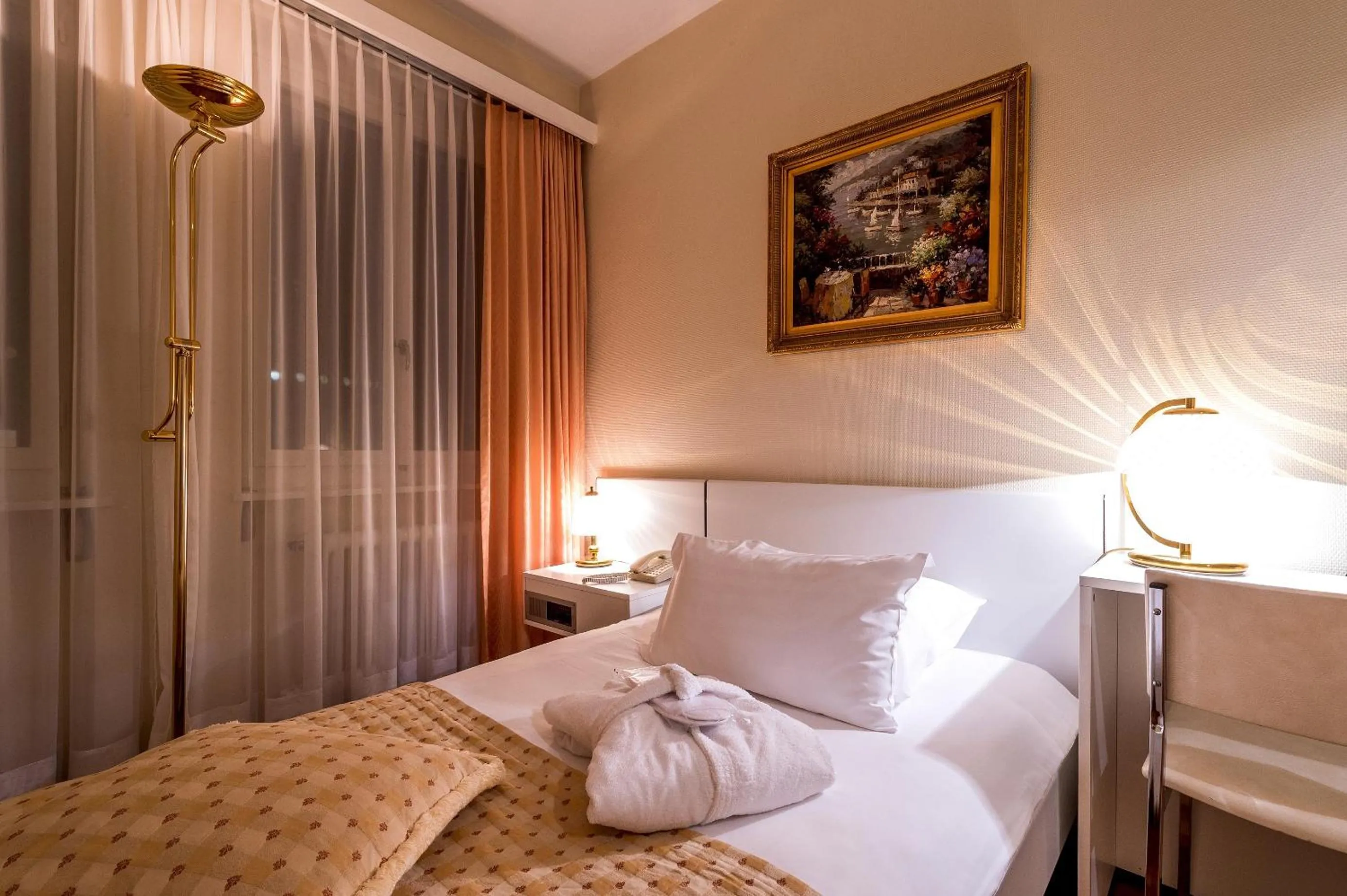 Single Room in Hotel Century