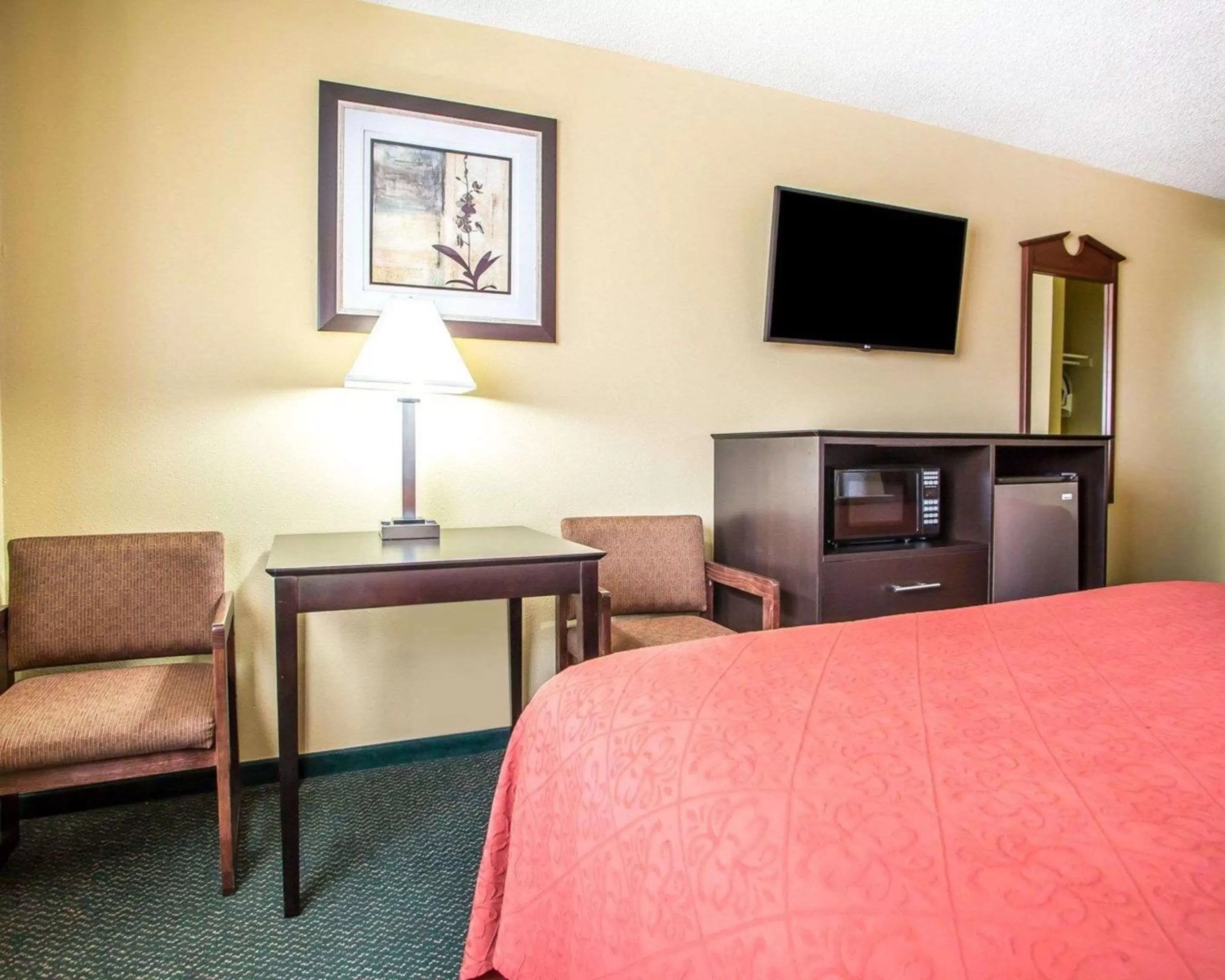 Queen Room with Two Queen Beds - Non-Smoking in Quality Inn Morton at I-74