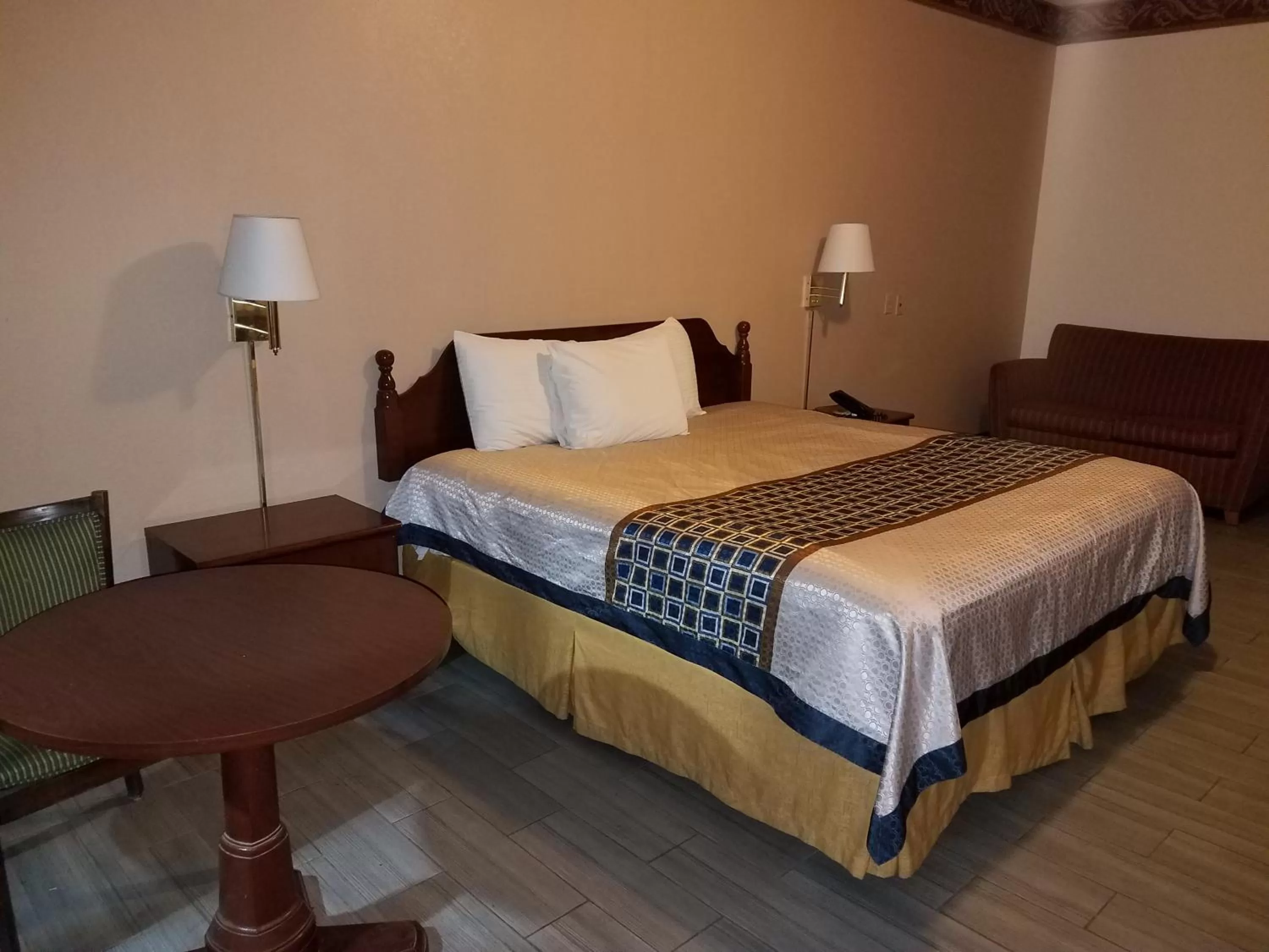 Deluxe King Room in Texas Inn Downtown McAllen