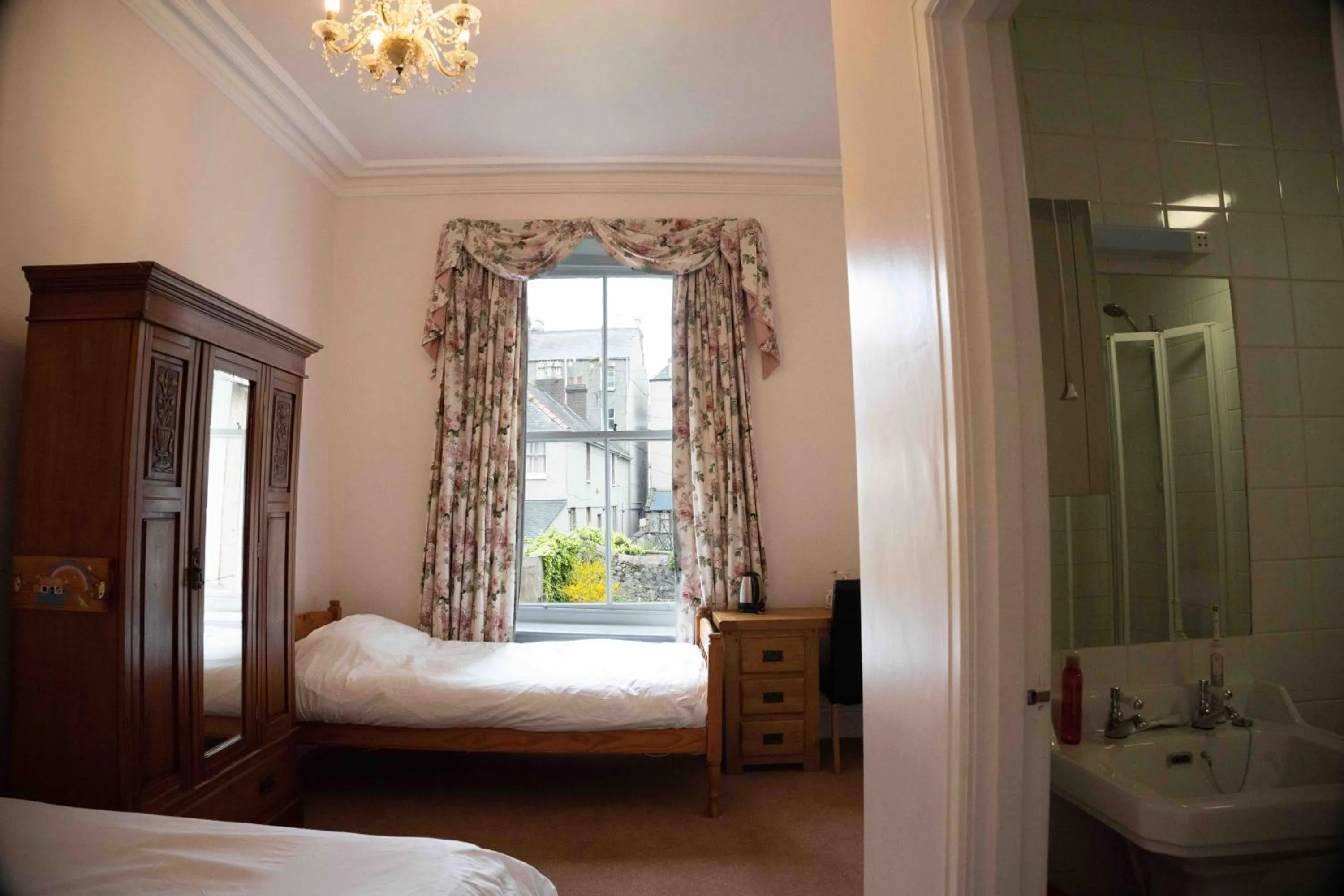 Triple Room with Garden View in Llandudno Hostel