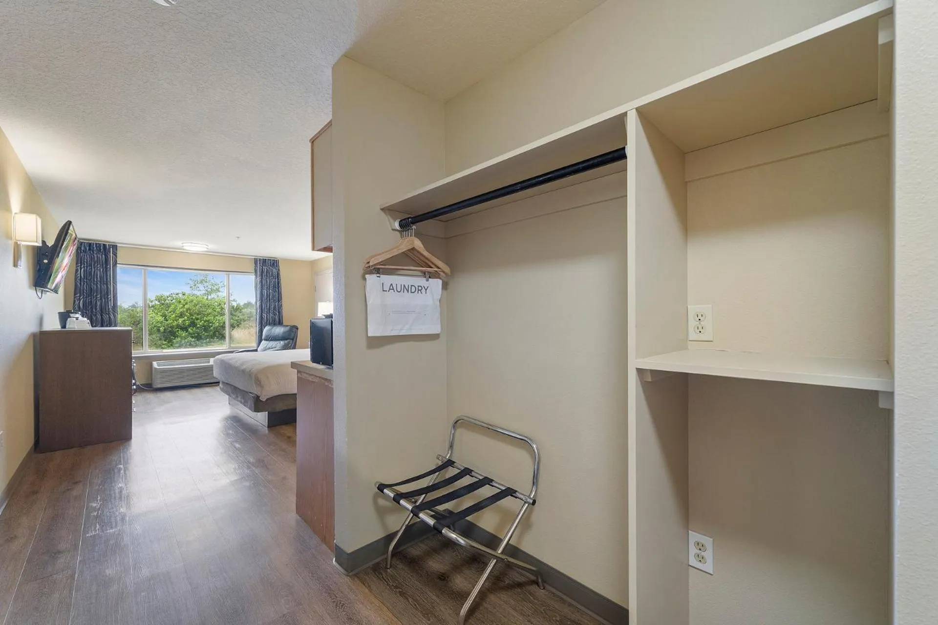 Queen Room - Disability Access No View in Oceanview Inn at the Arch