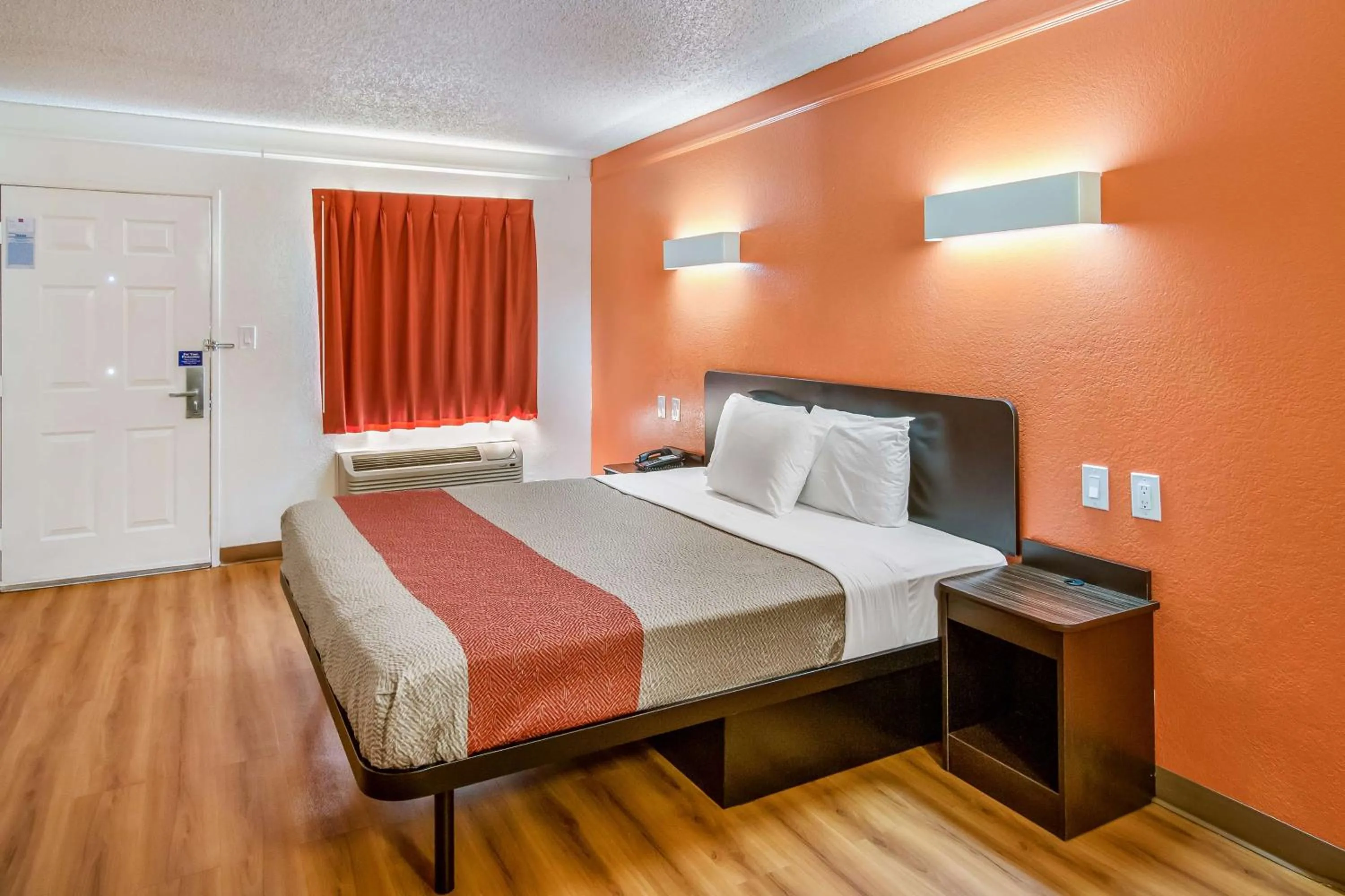 King Room - Non-Smoking in Motel 6-Euless, TX - DFW West
